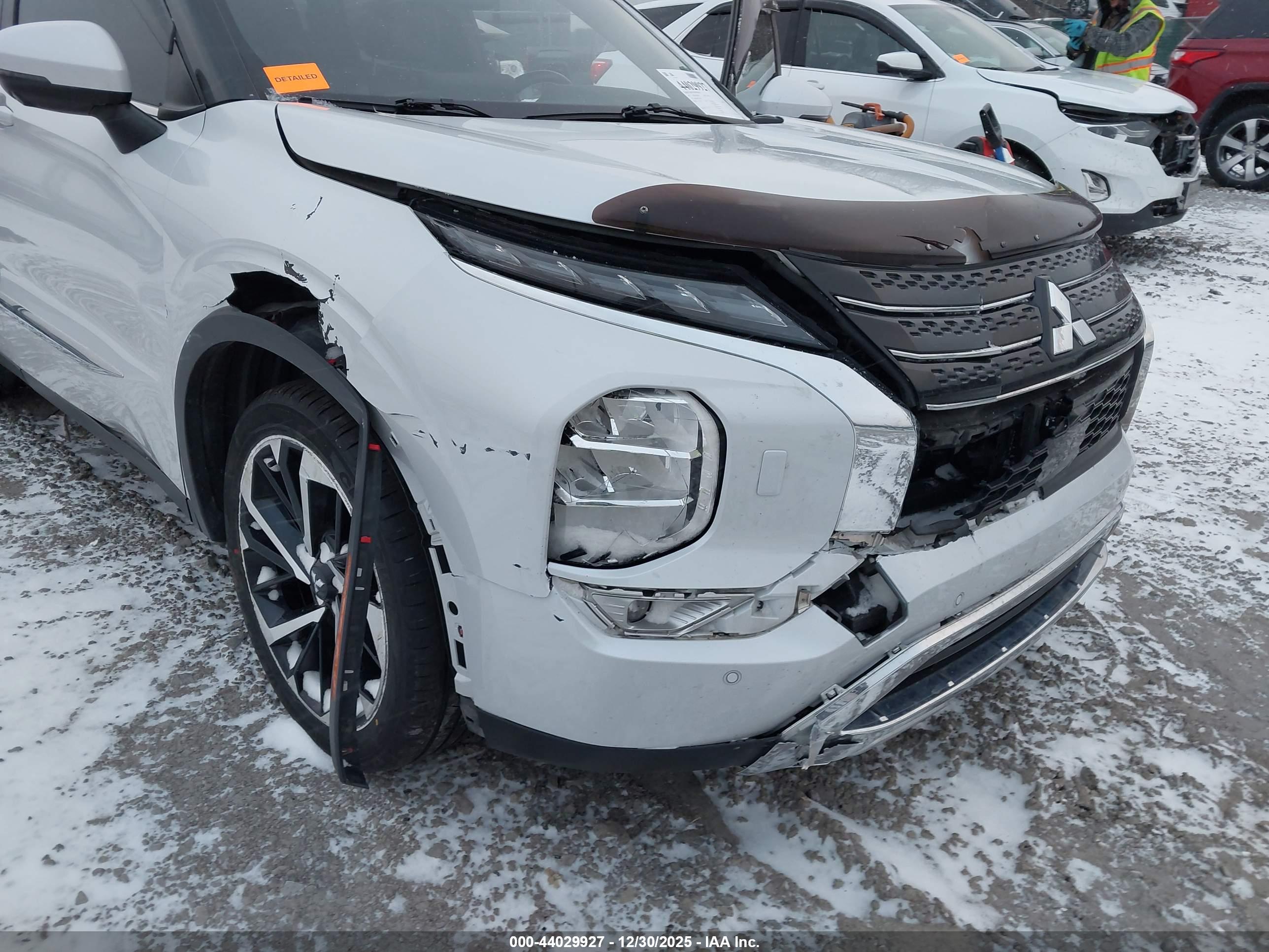MITSUBISHI OUTLANDER image 6