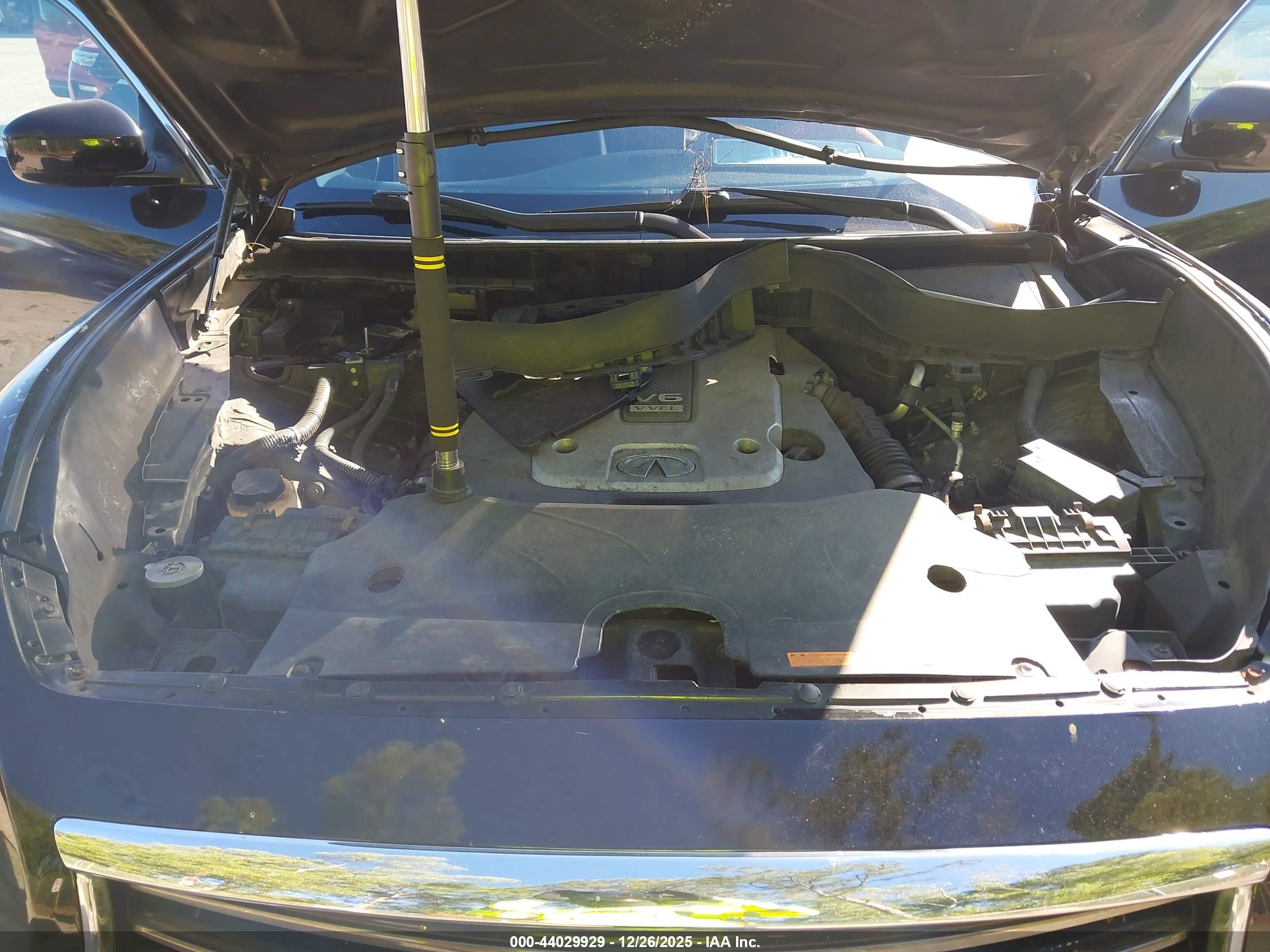 INFINITI QX70 image 10