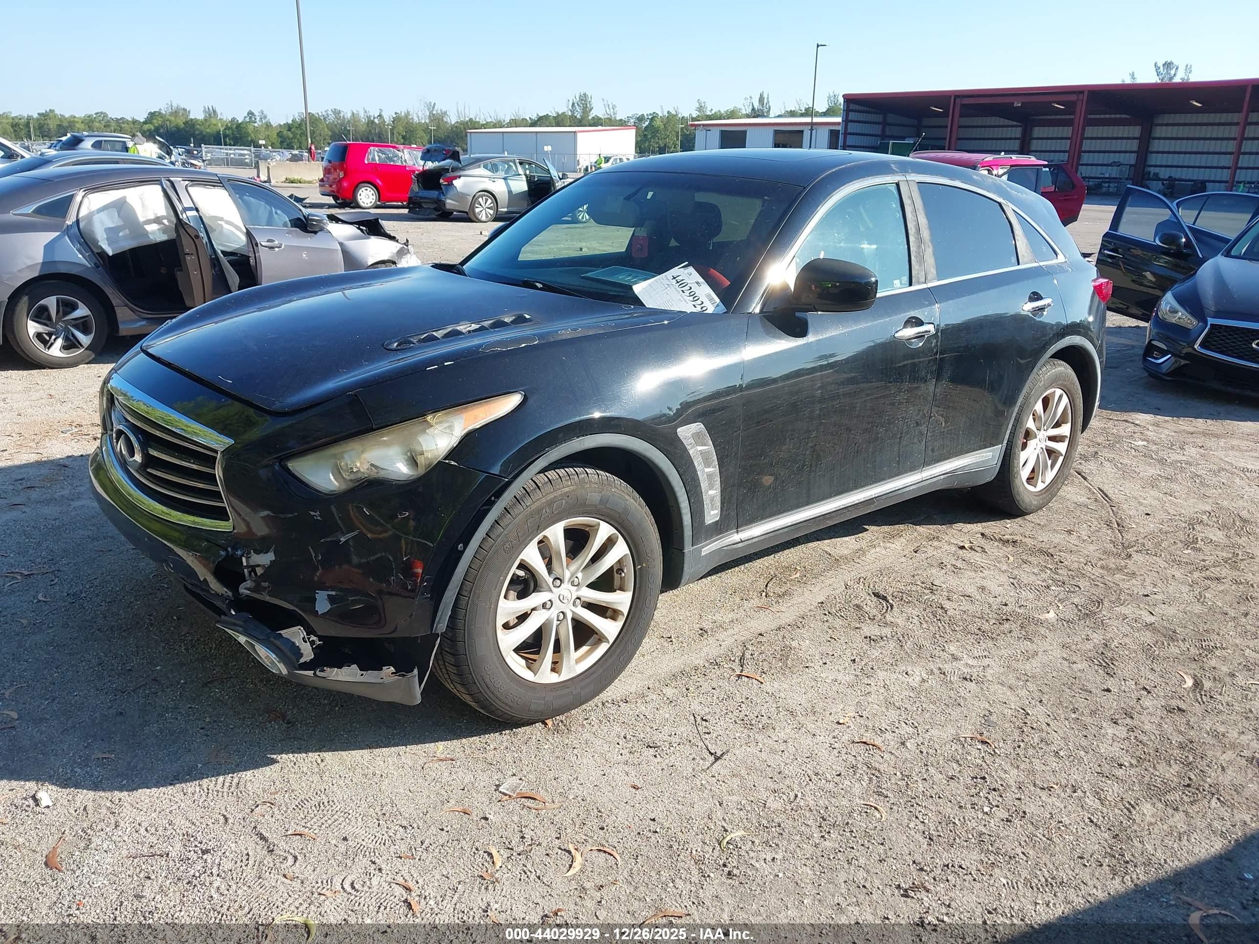 INFINITI QX70 image 2