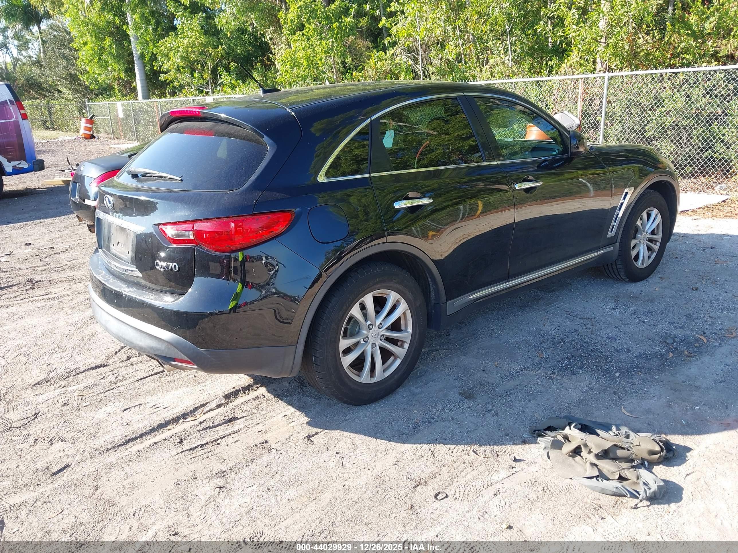 INFINITI QX70 image 4