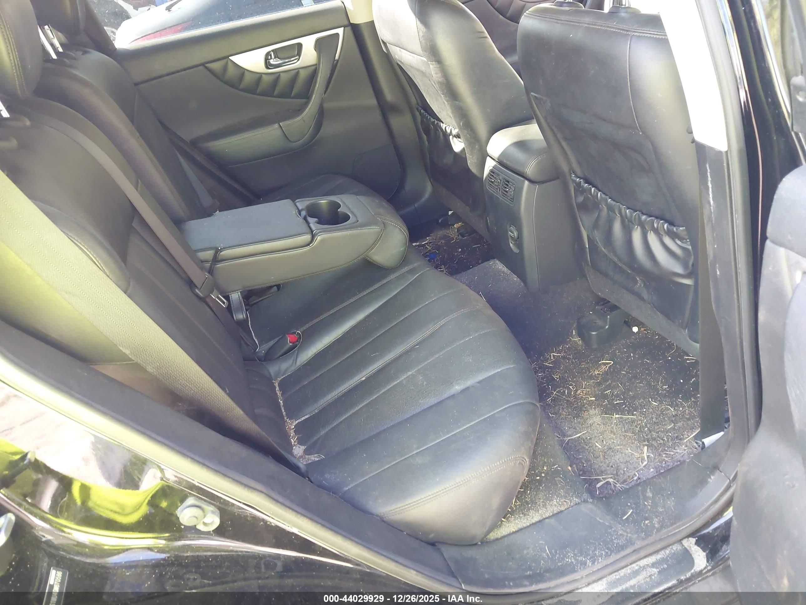 INFINITI QX70 image 8