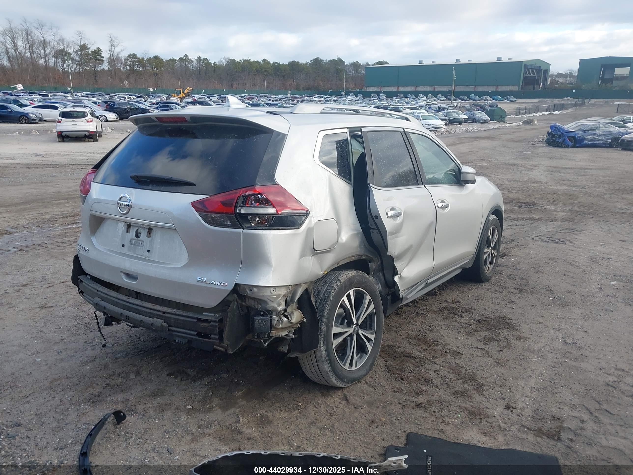 NISSAN ROGUE image 4