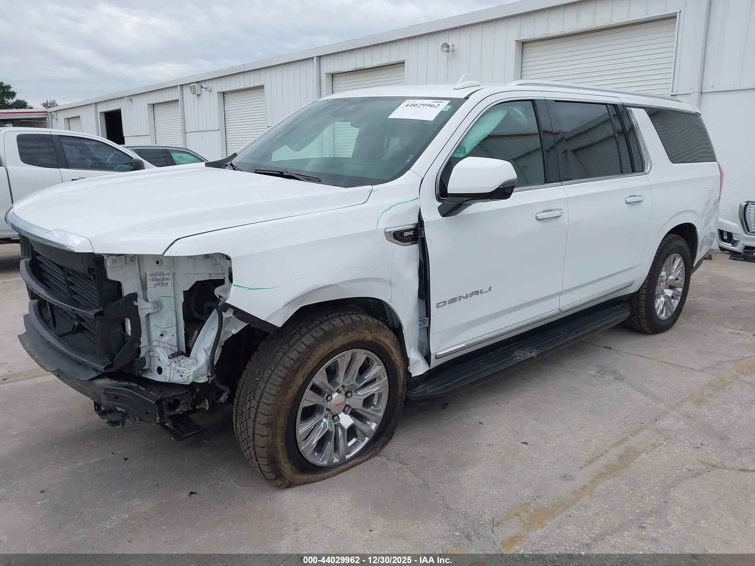 GMC YUKON image 2