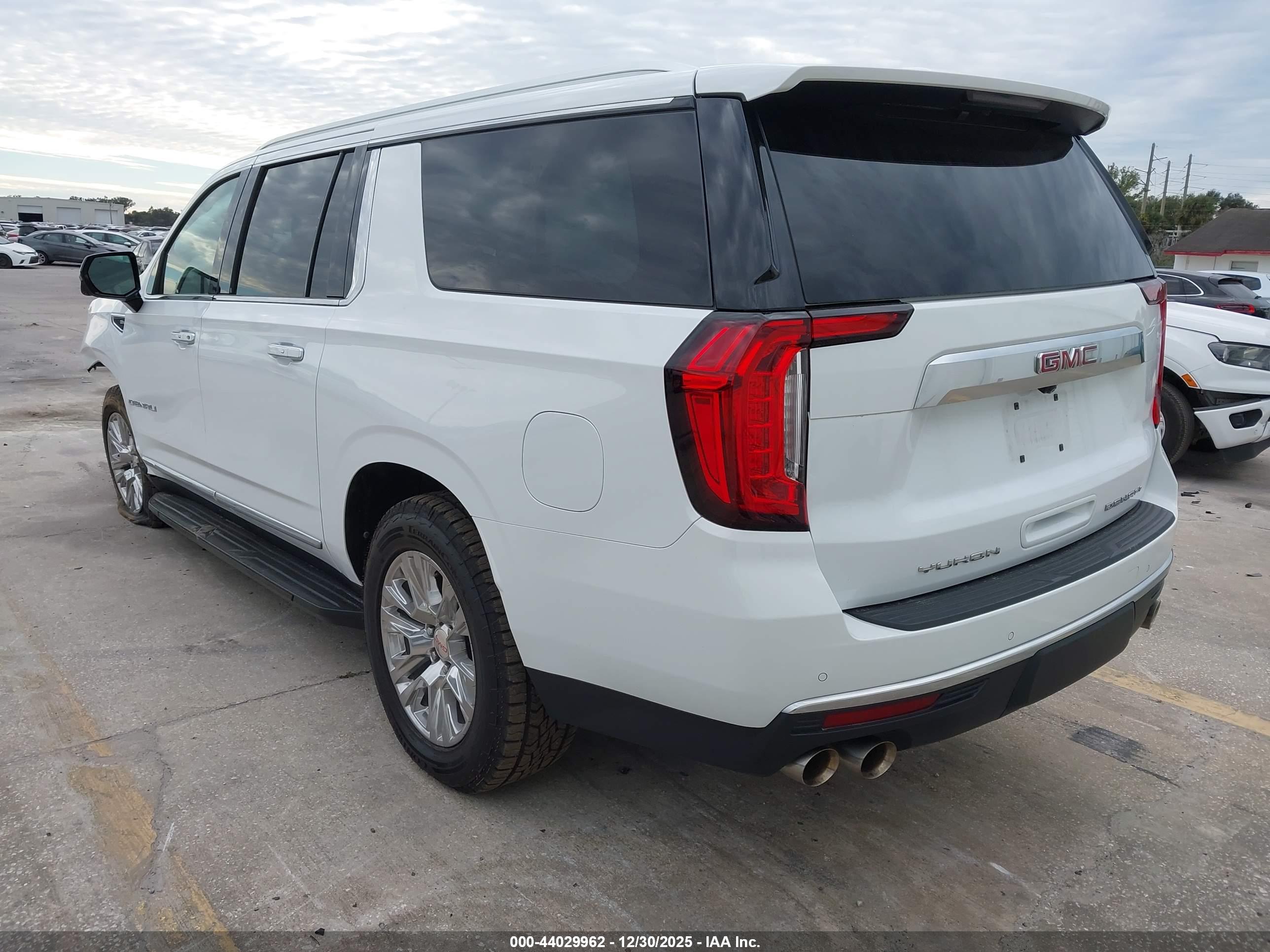 GMC YUKON image 3