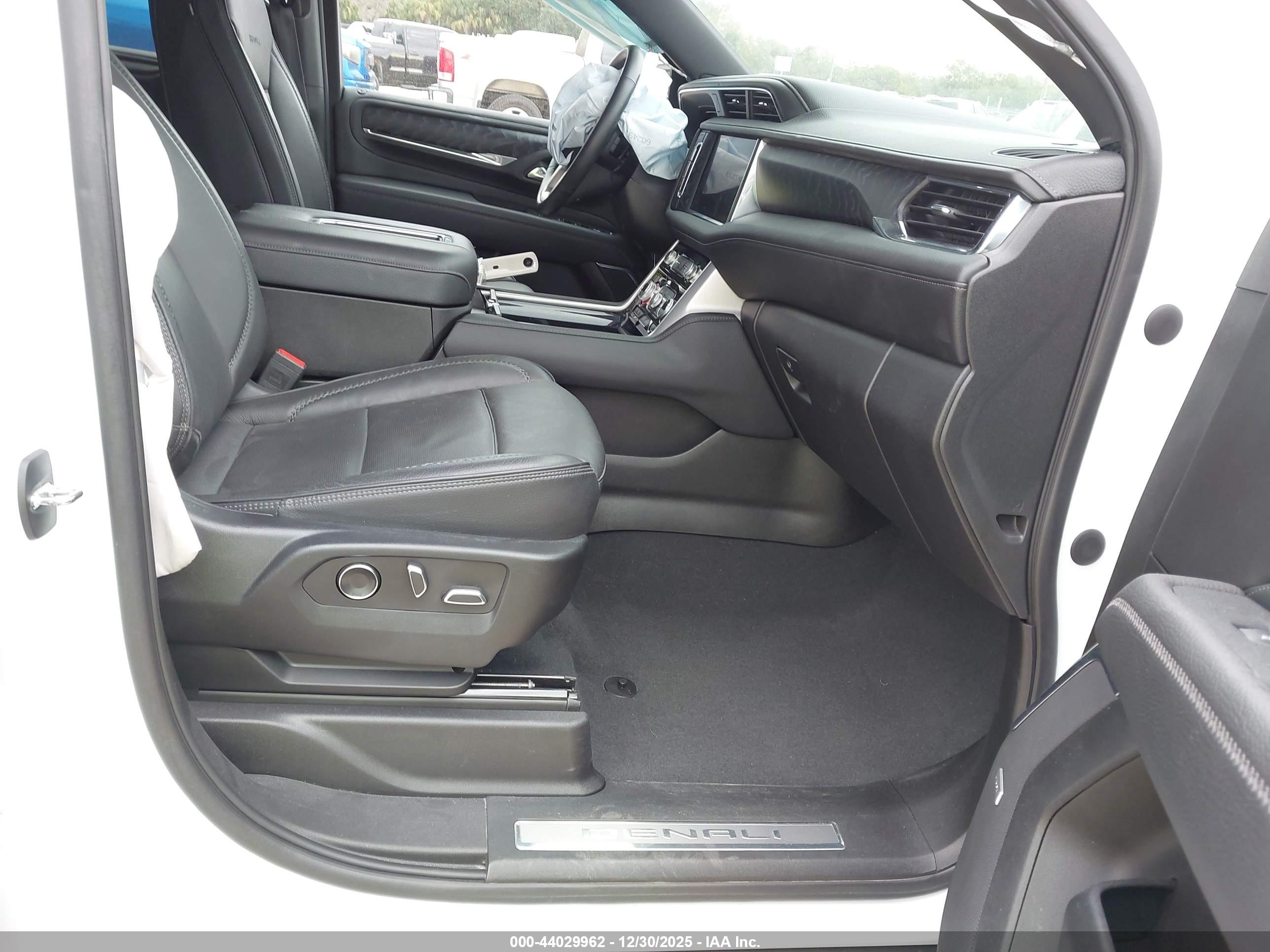 GMC YUKON image 5