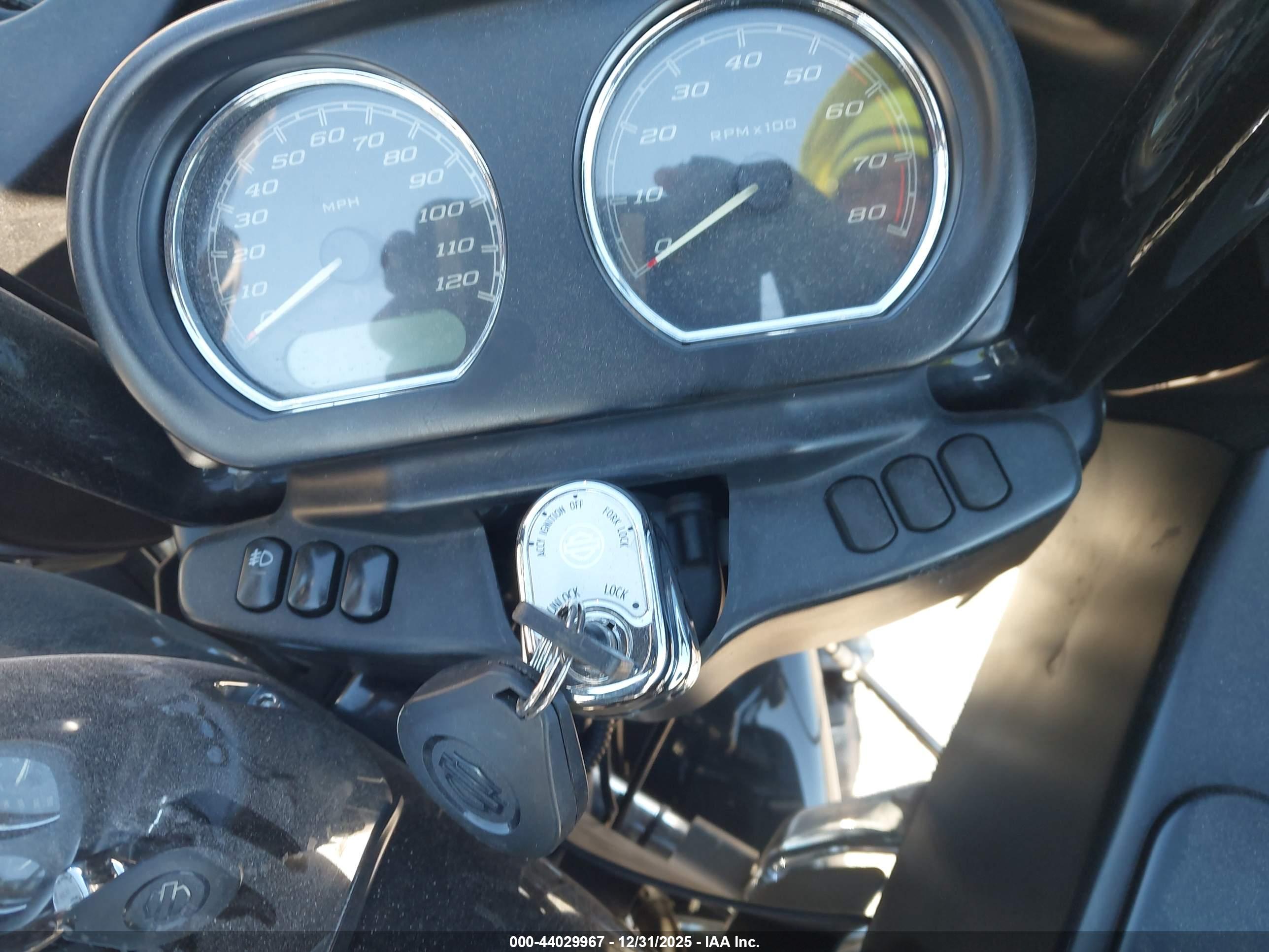 HARLEY-DAVIDSON FLTRU image 11