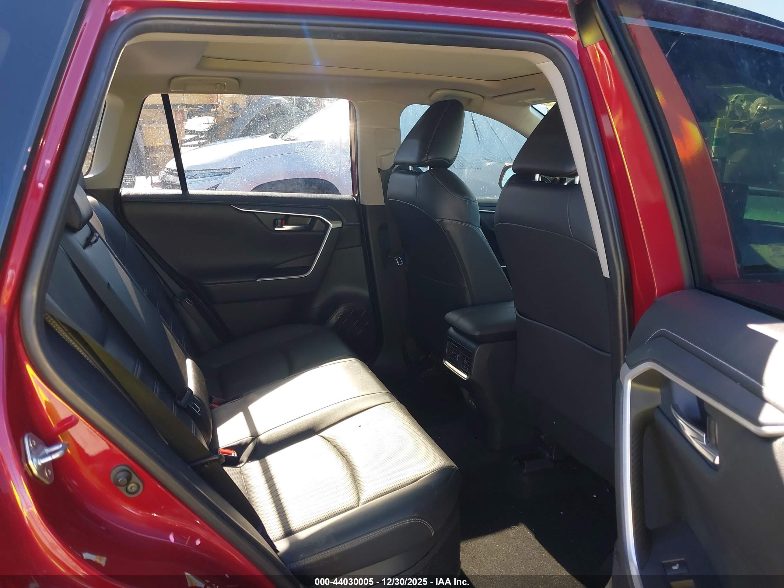 TOYOTA RAV4 image 8
