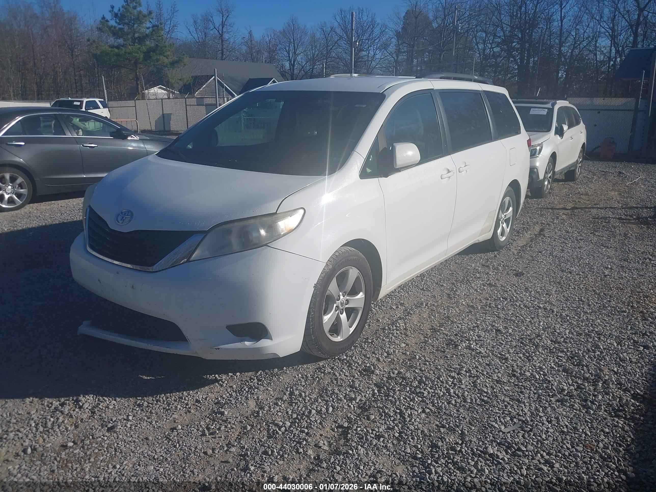 TOYOTA SIENNA image 2