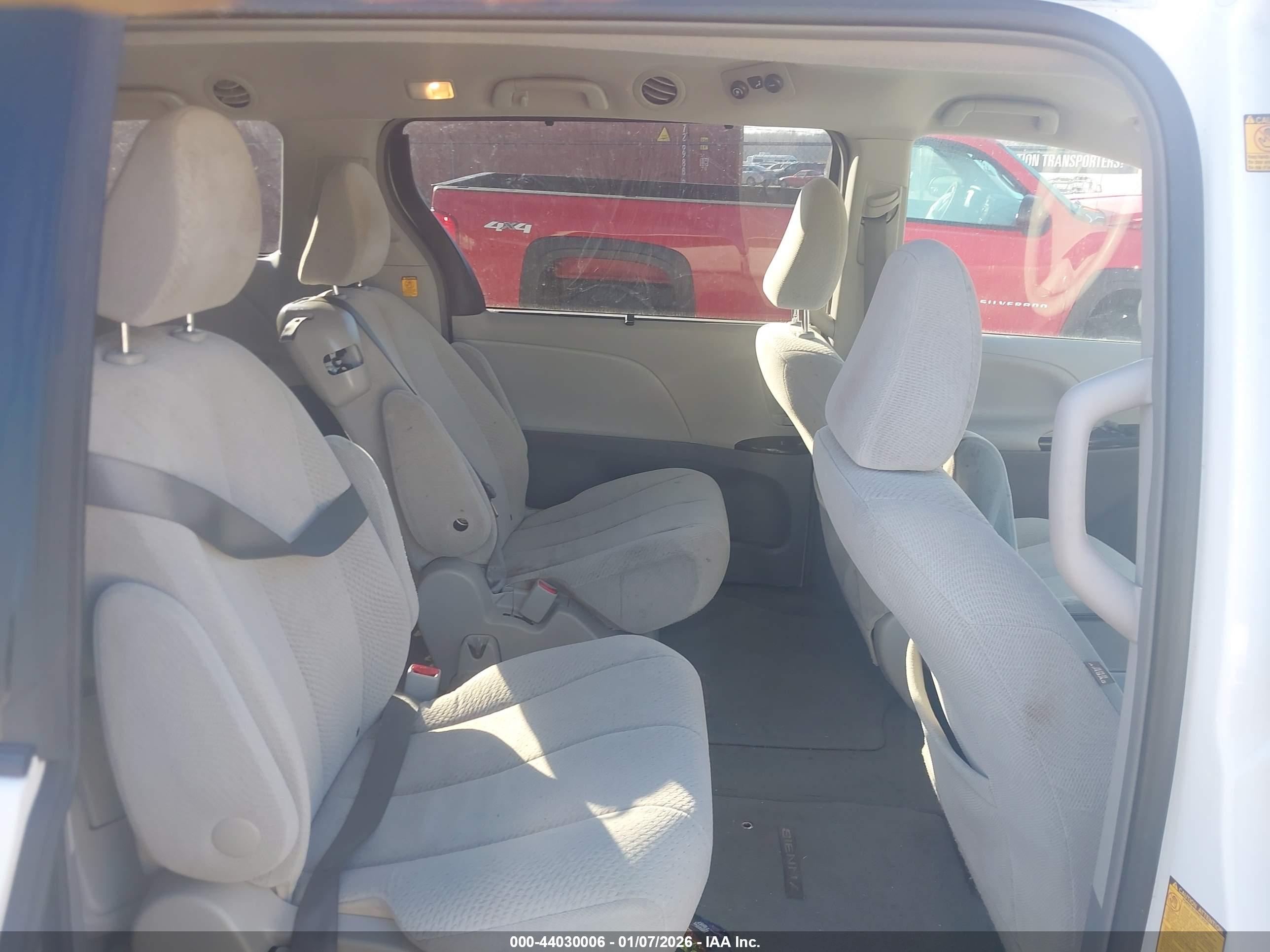 TOYOTA SIENNA image 8