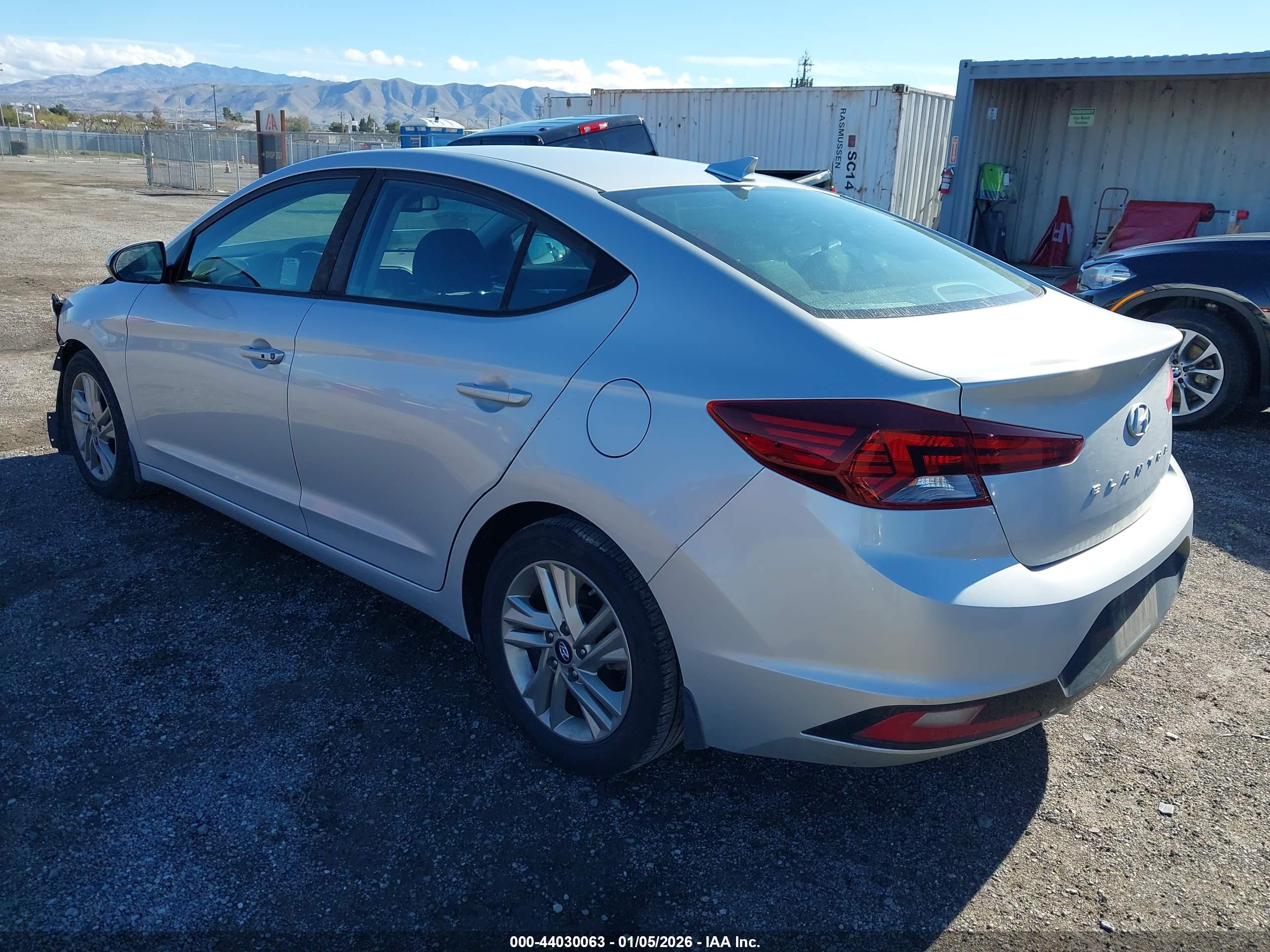 HYUNDAI ELANTRA image 3