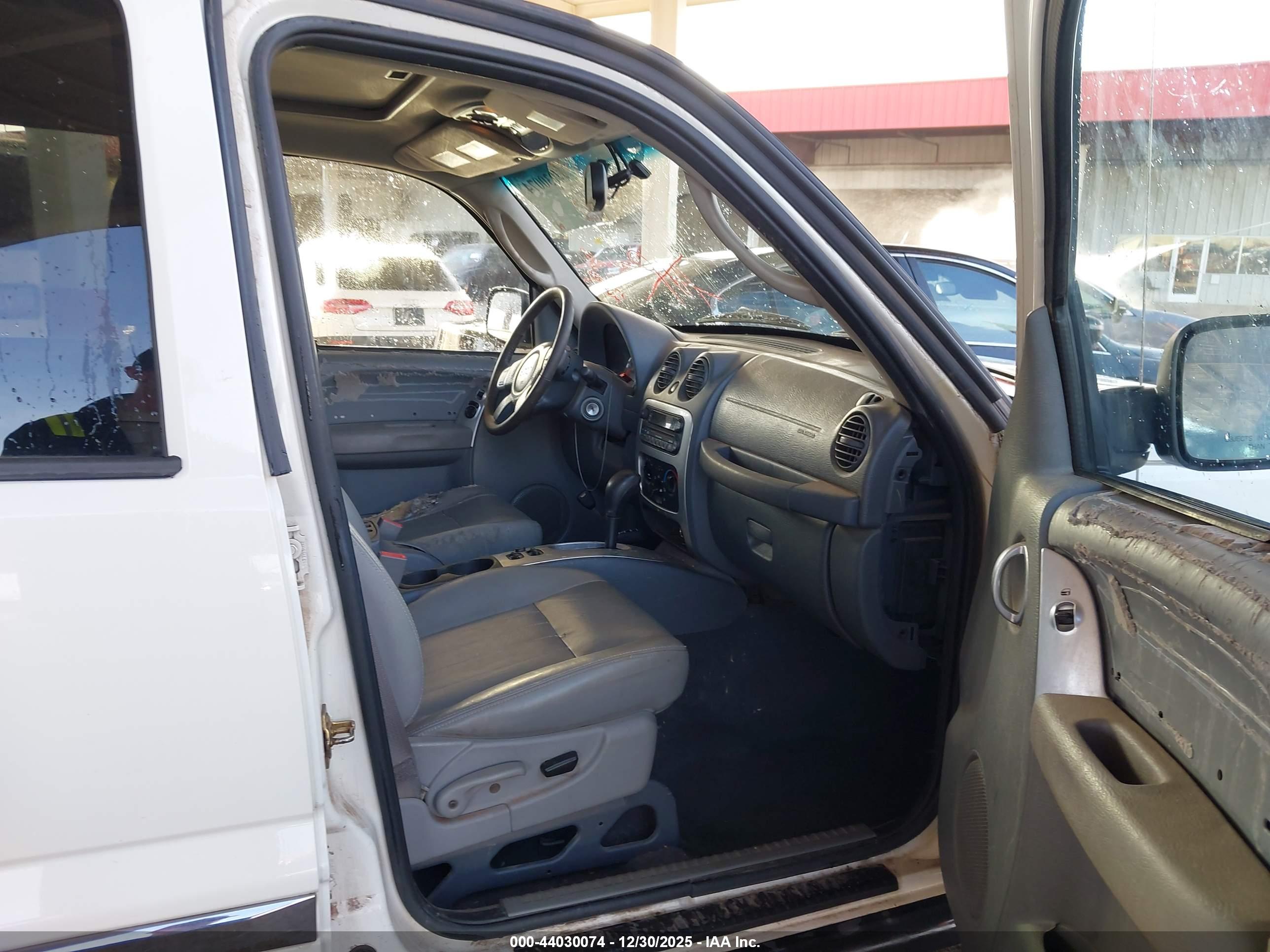JEEP LIBERTY image 5