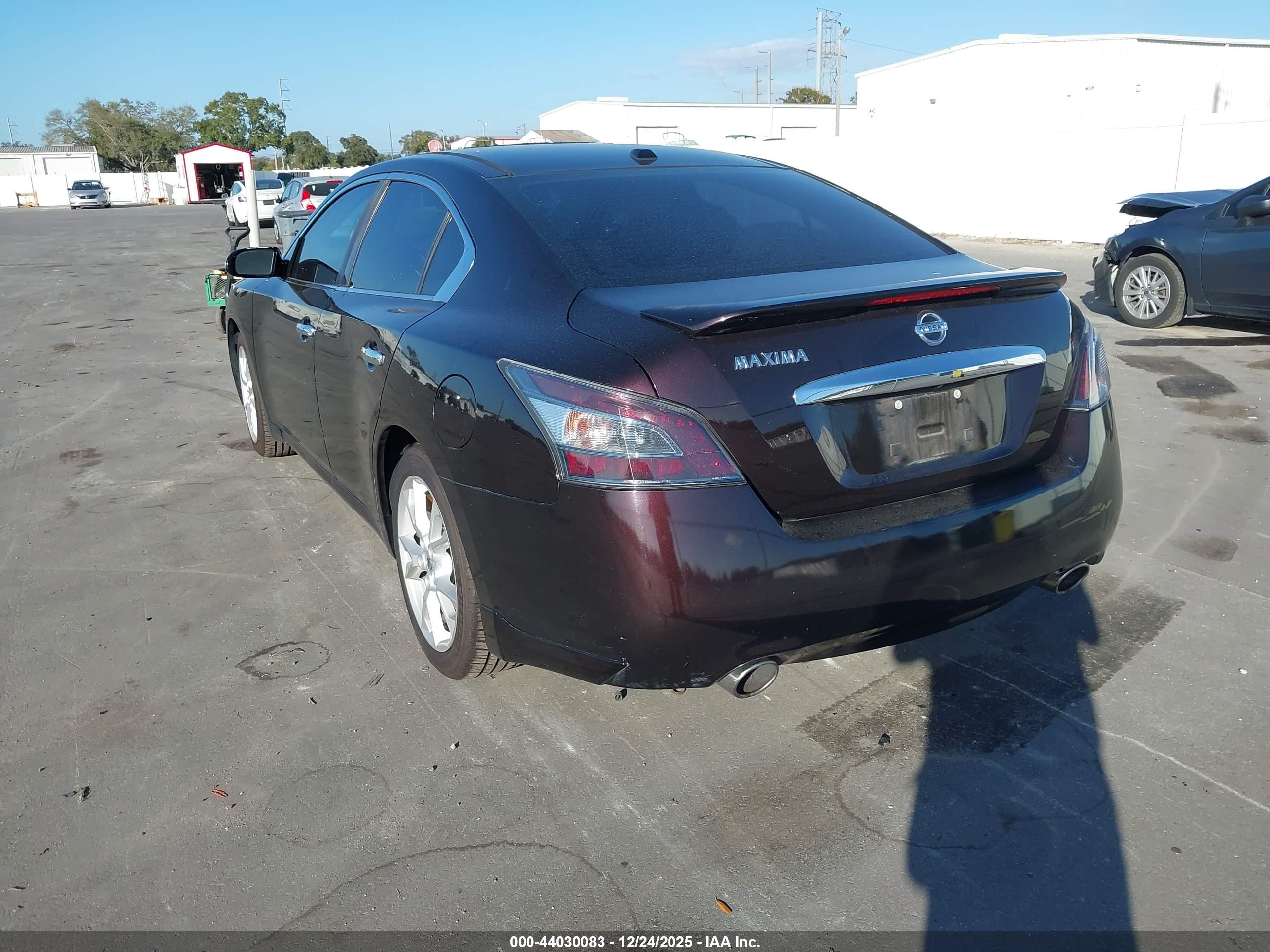 NISSAN MAXIMA image 3