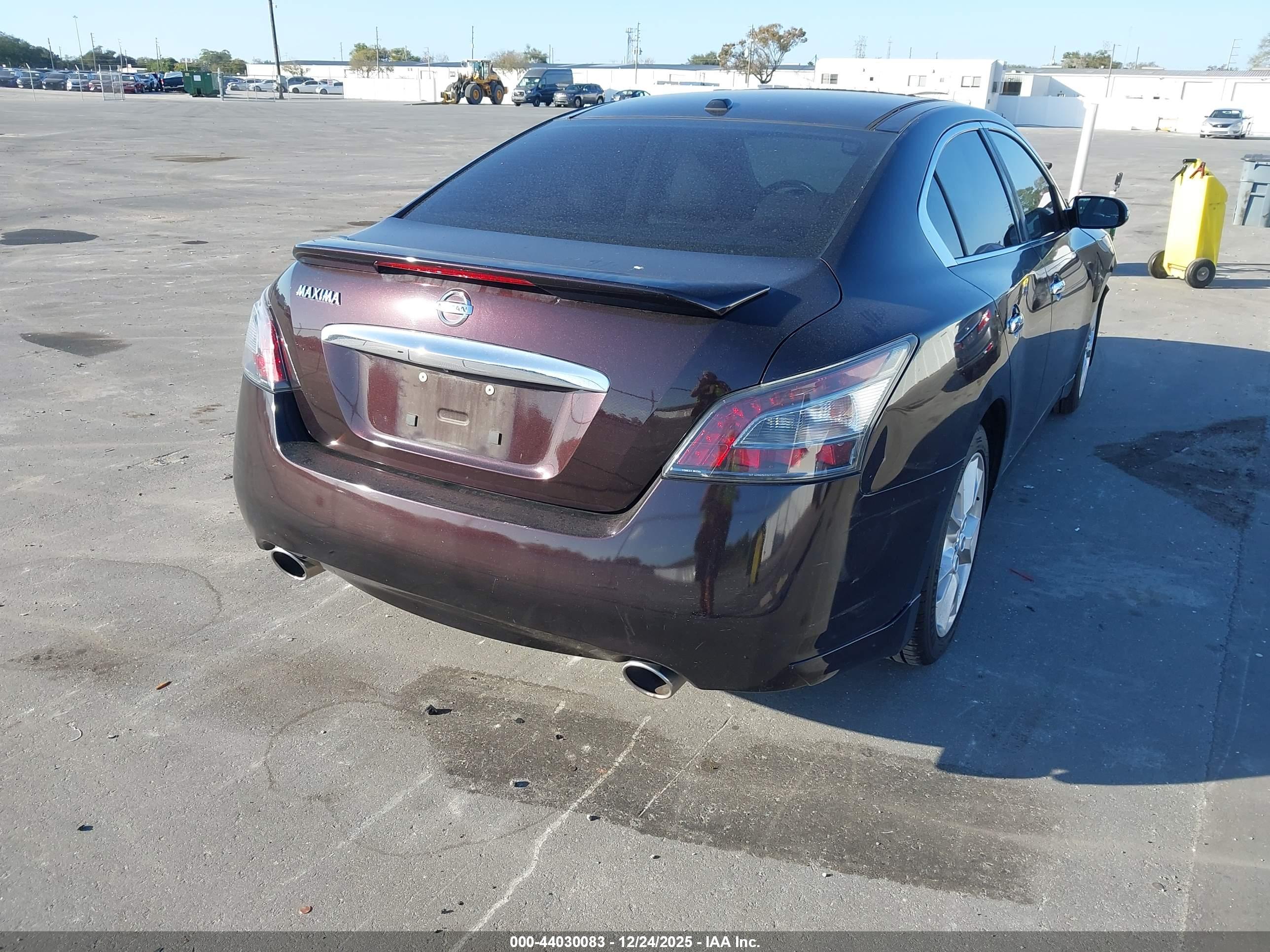 NISSAN MAXIMA image 4