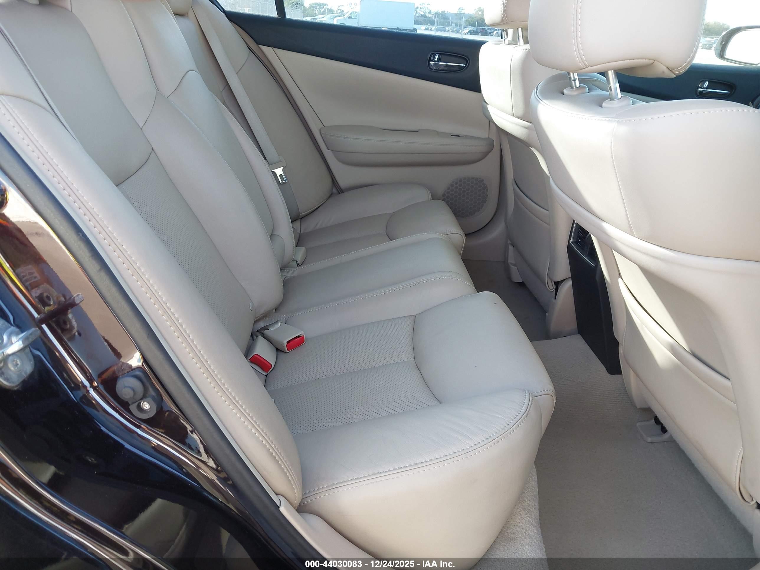 NISSAN MAXIMA image 8