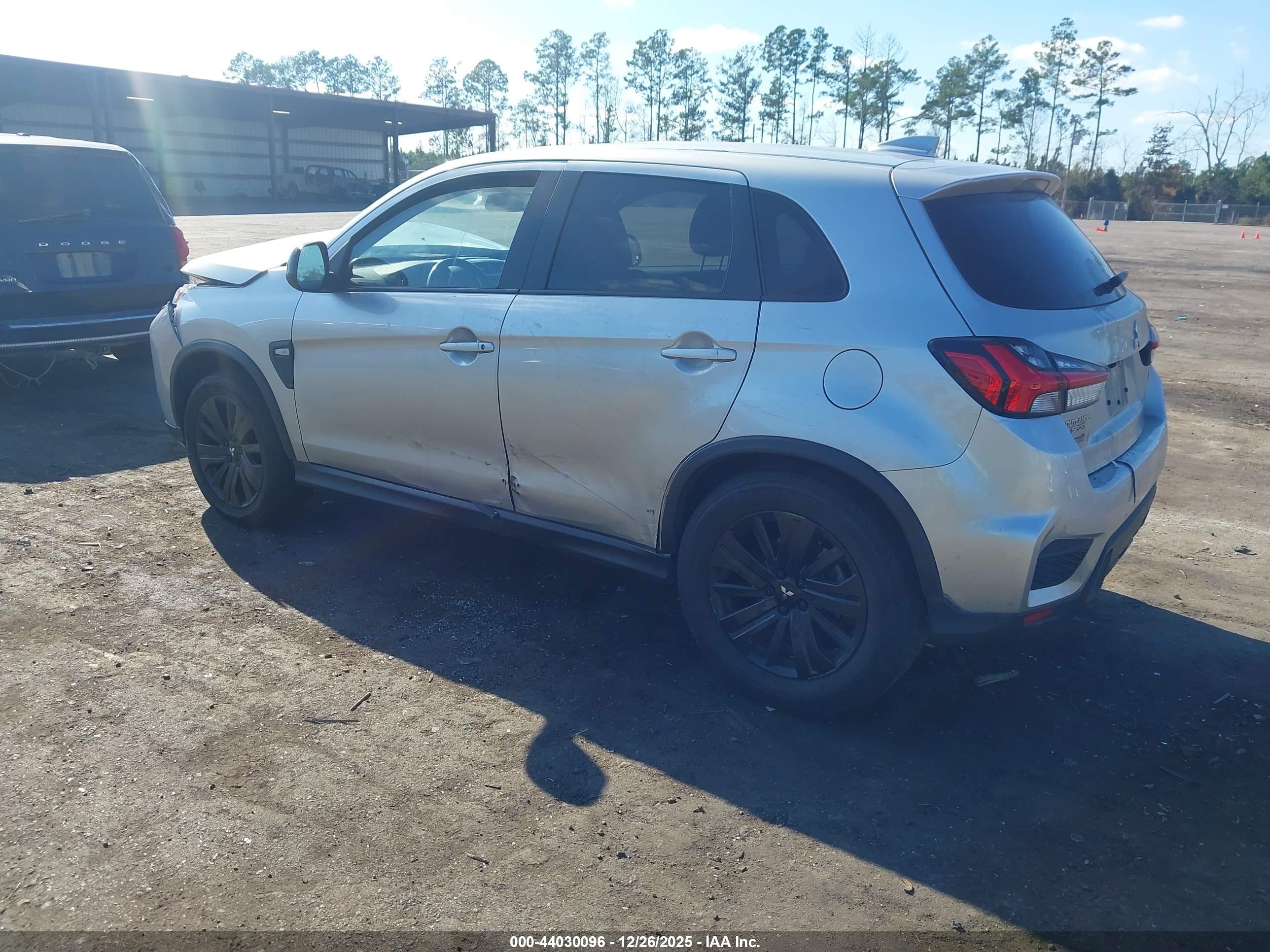 MITSUBISHI OUTLANDER image 3