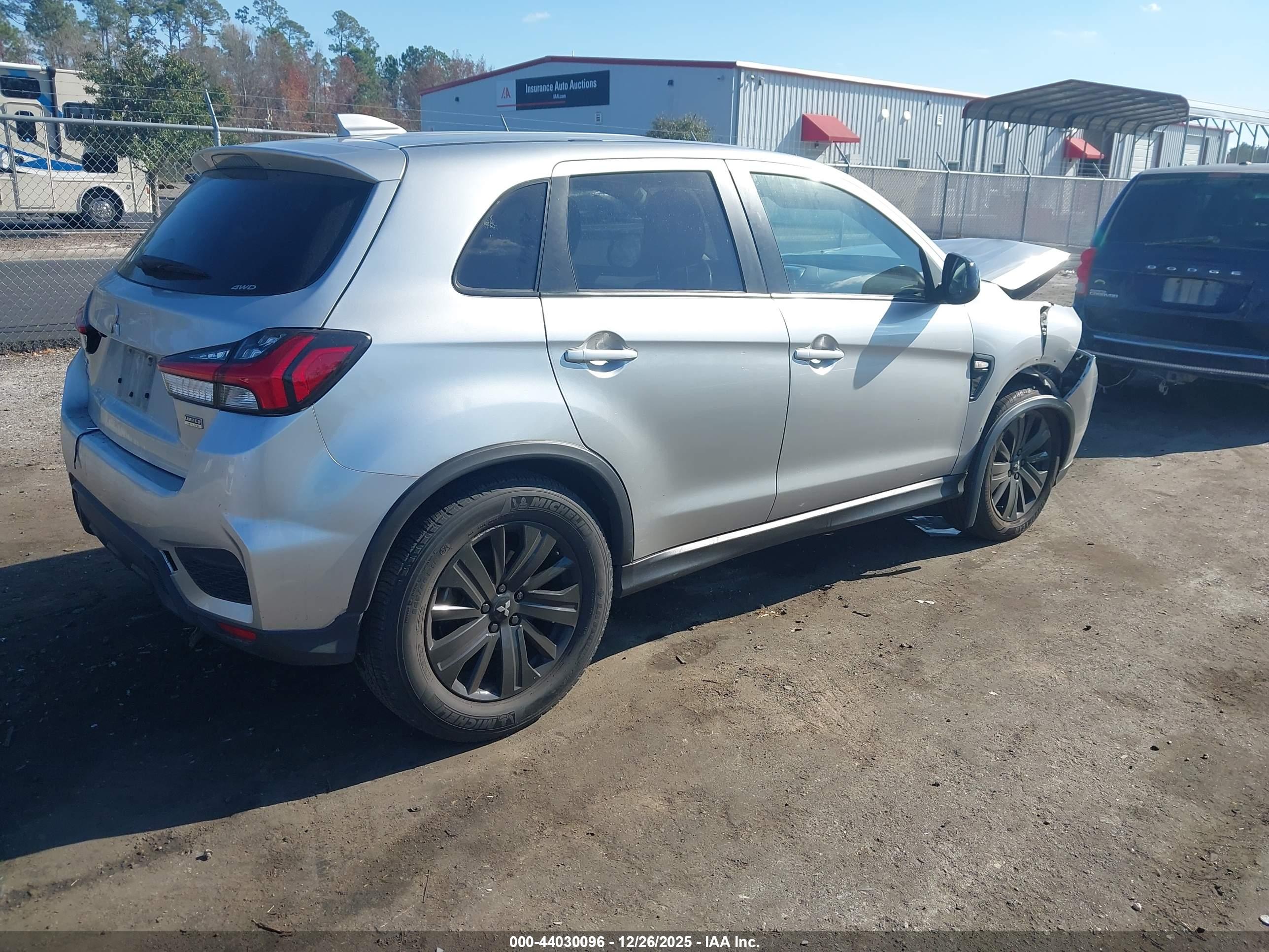MITSUBISHI OUTLANDER image 4