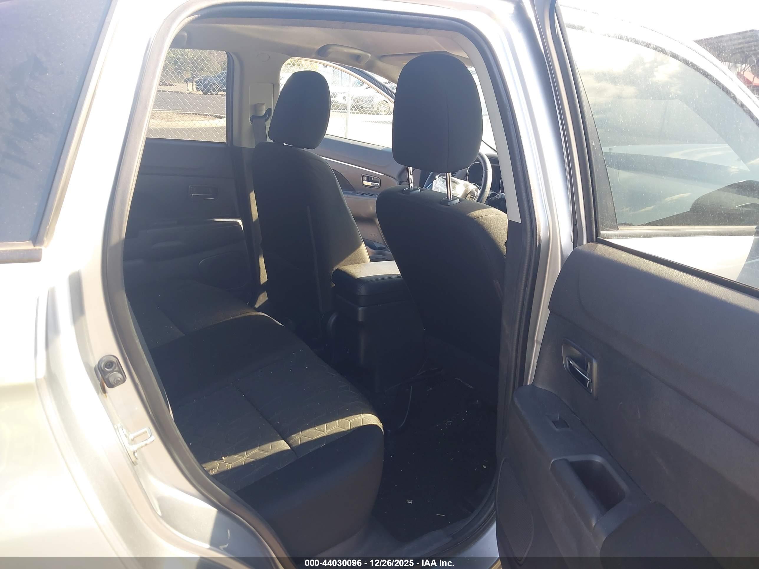 MITSUBISHI OUTLANDER image 8