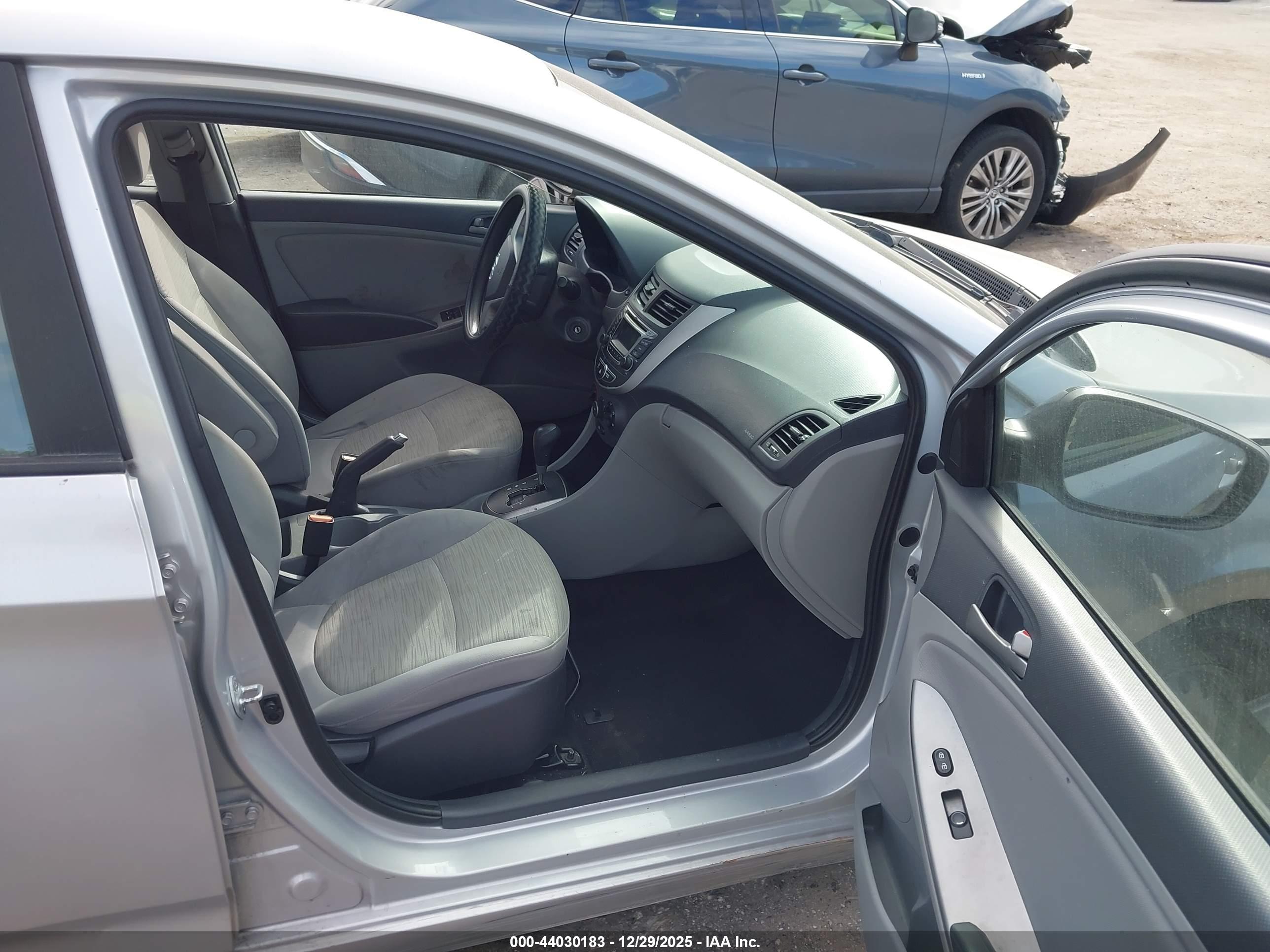 HYUNDAI ACCENT image 5