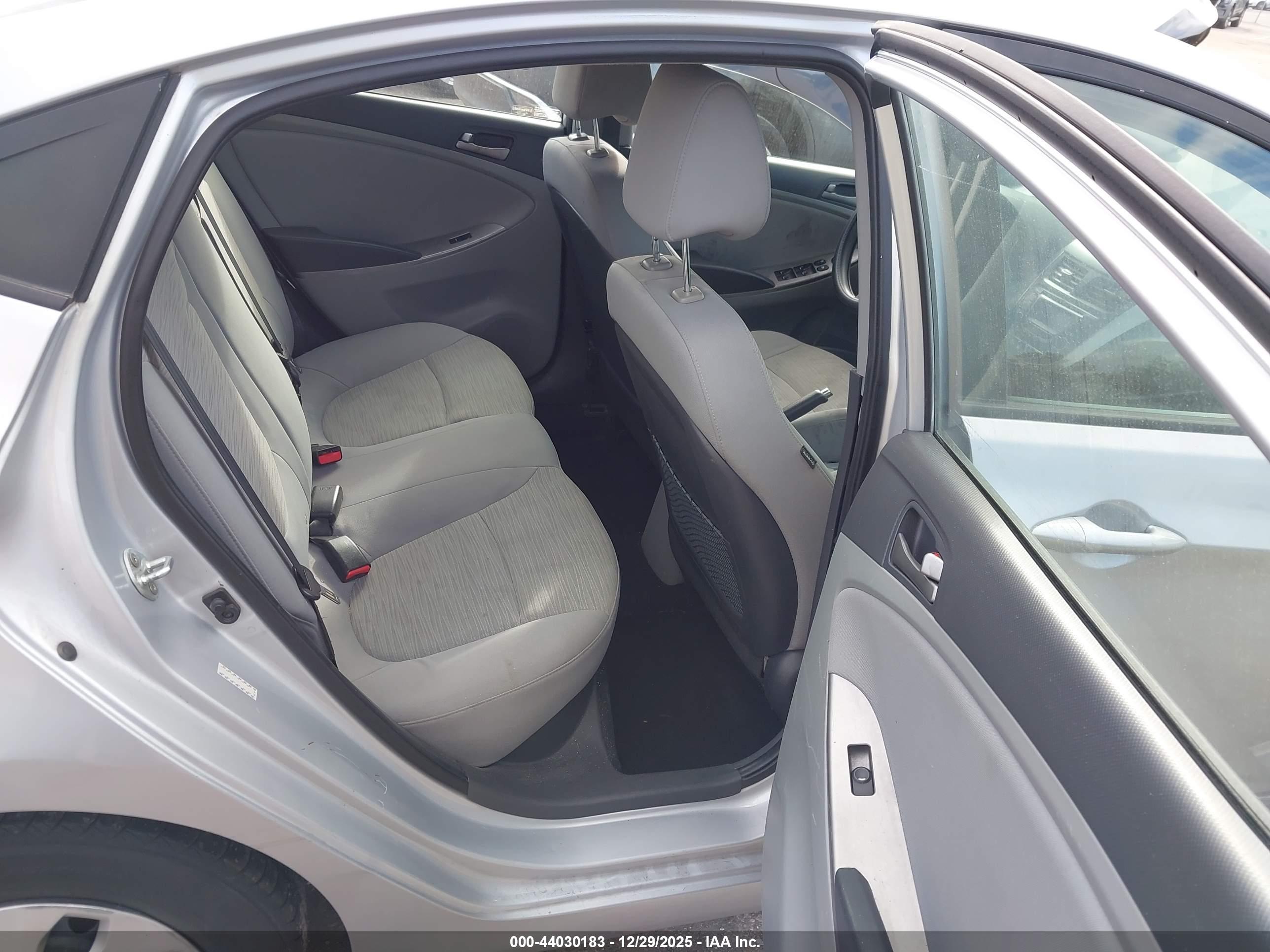 HYUNDAI ACCENT image 8