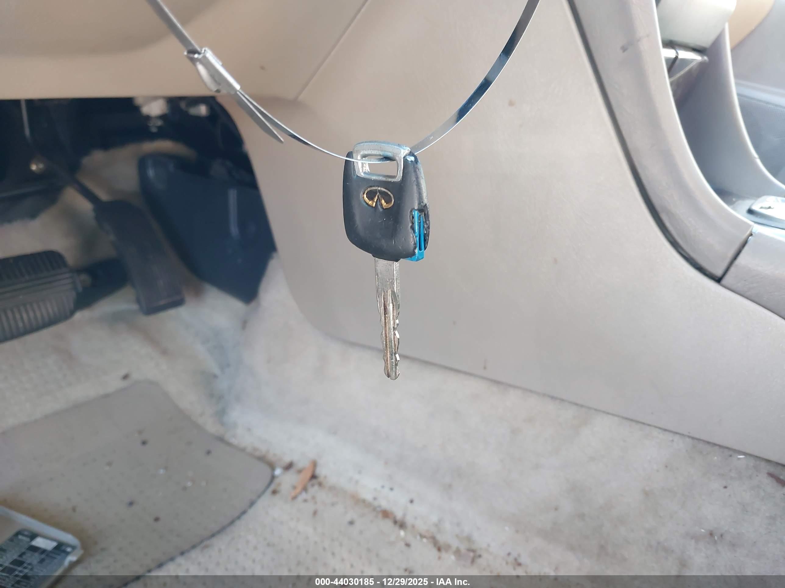 INFINITI I30 image 11
