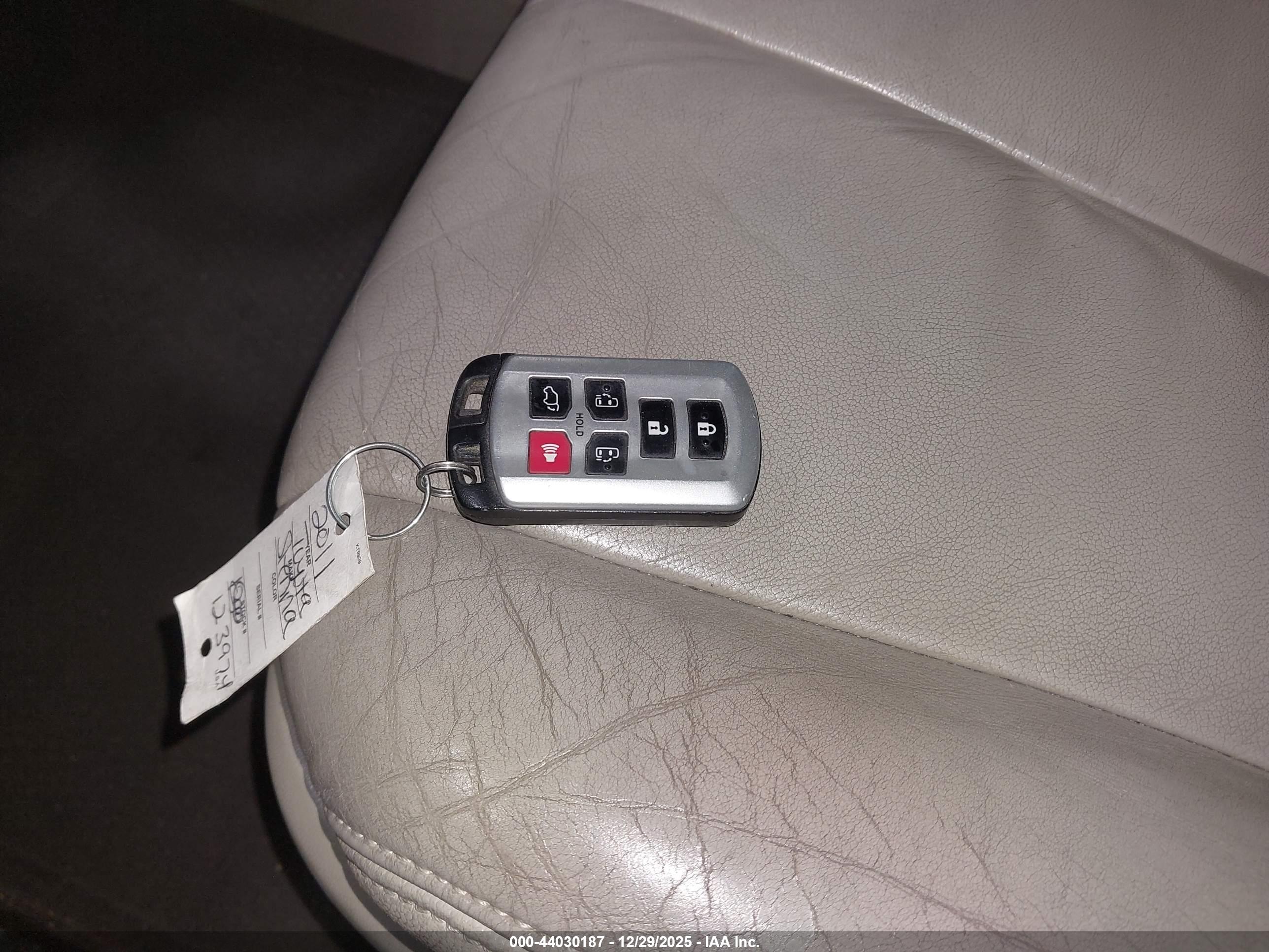 TOYOTA SIENNA image 11