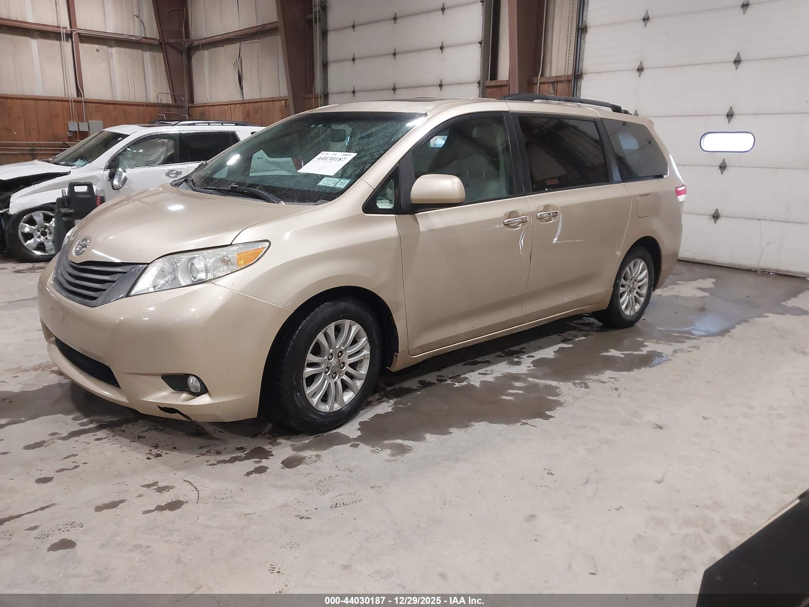TOYOTA SIENNA image 2