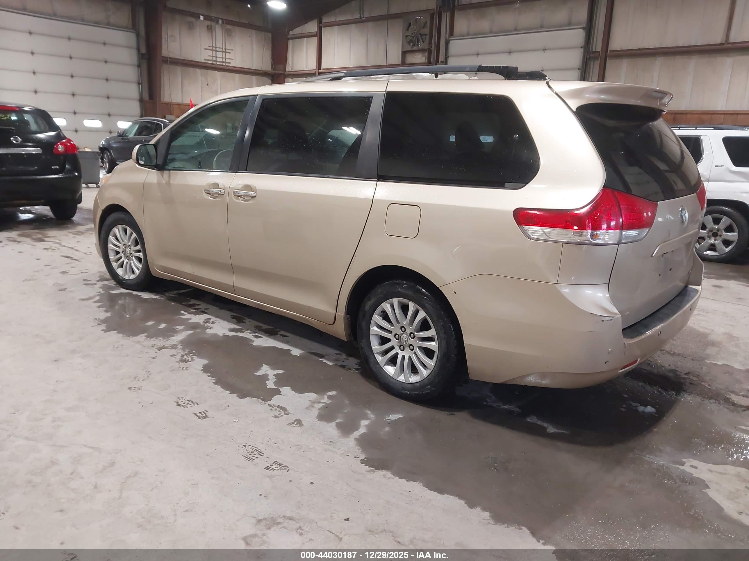 TOYOTA SIENNA image 3
