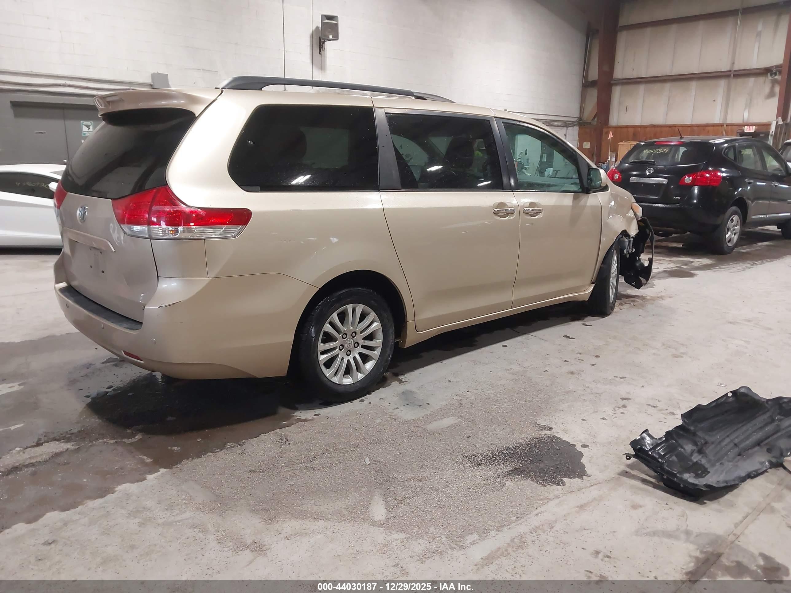 TOYOTA SIENNA image 4