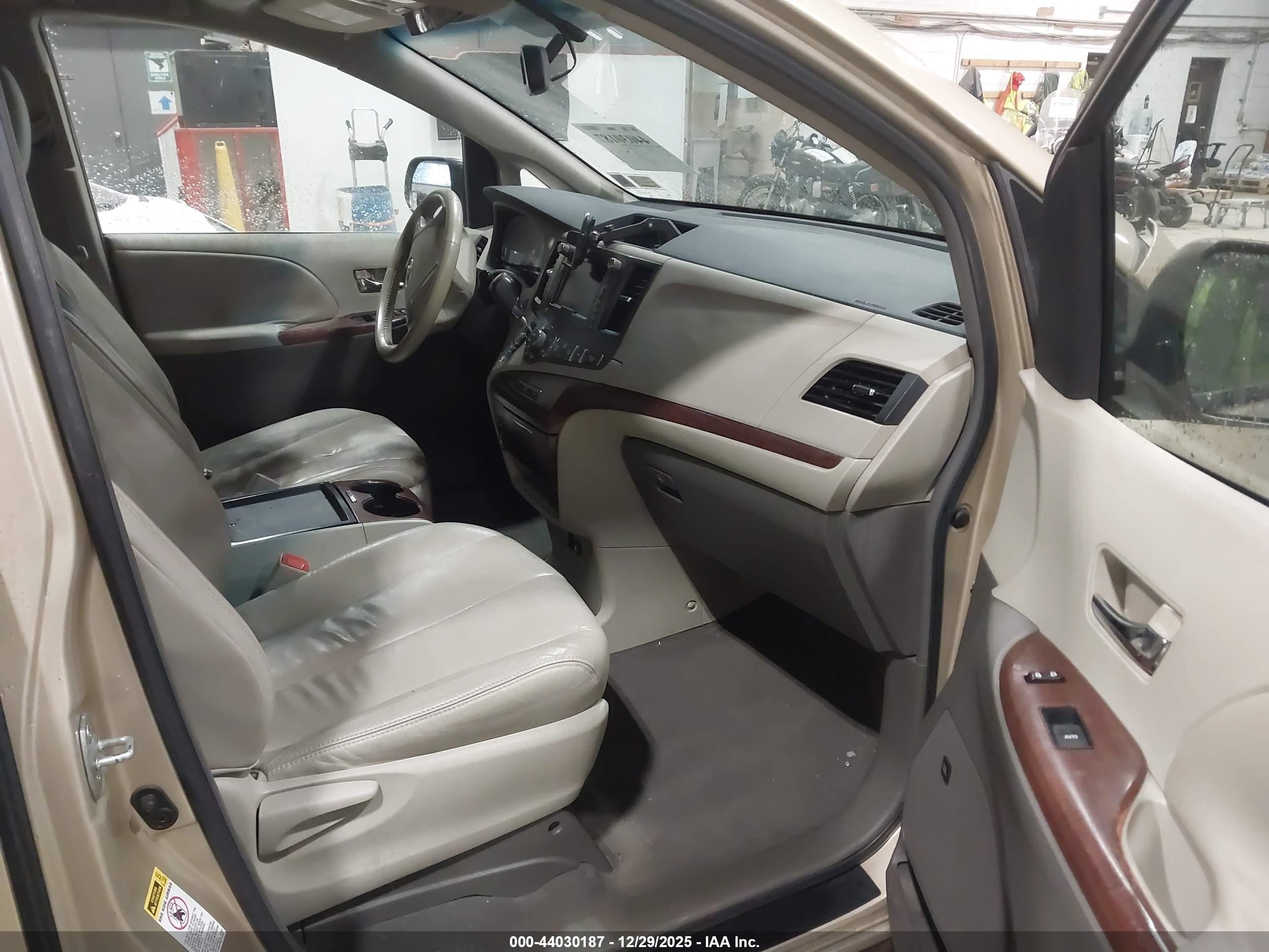 TOYOTA SIENNA image 5