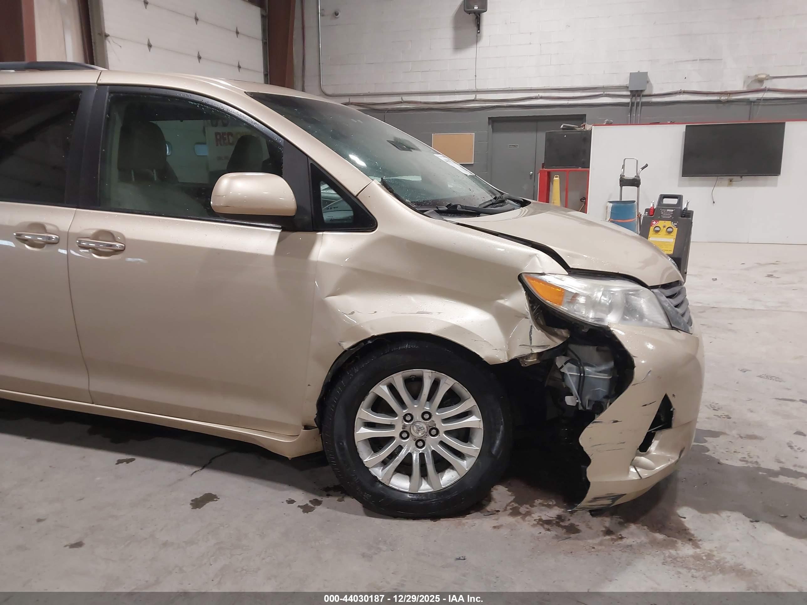TOYOTA SIENNA image 6