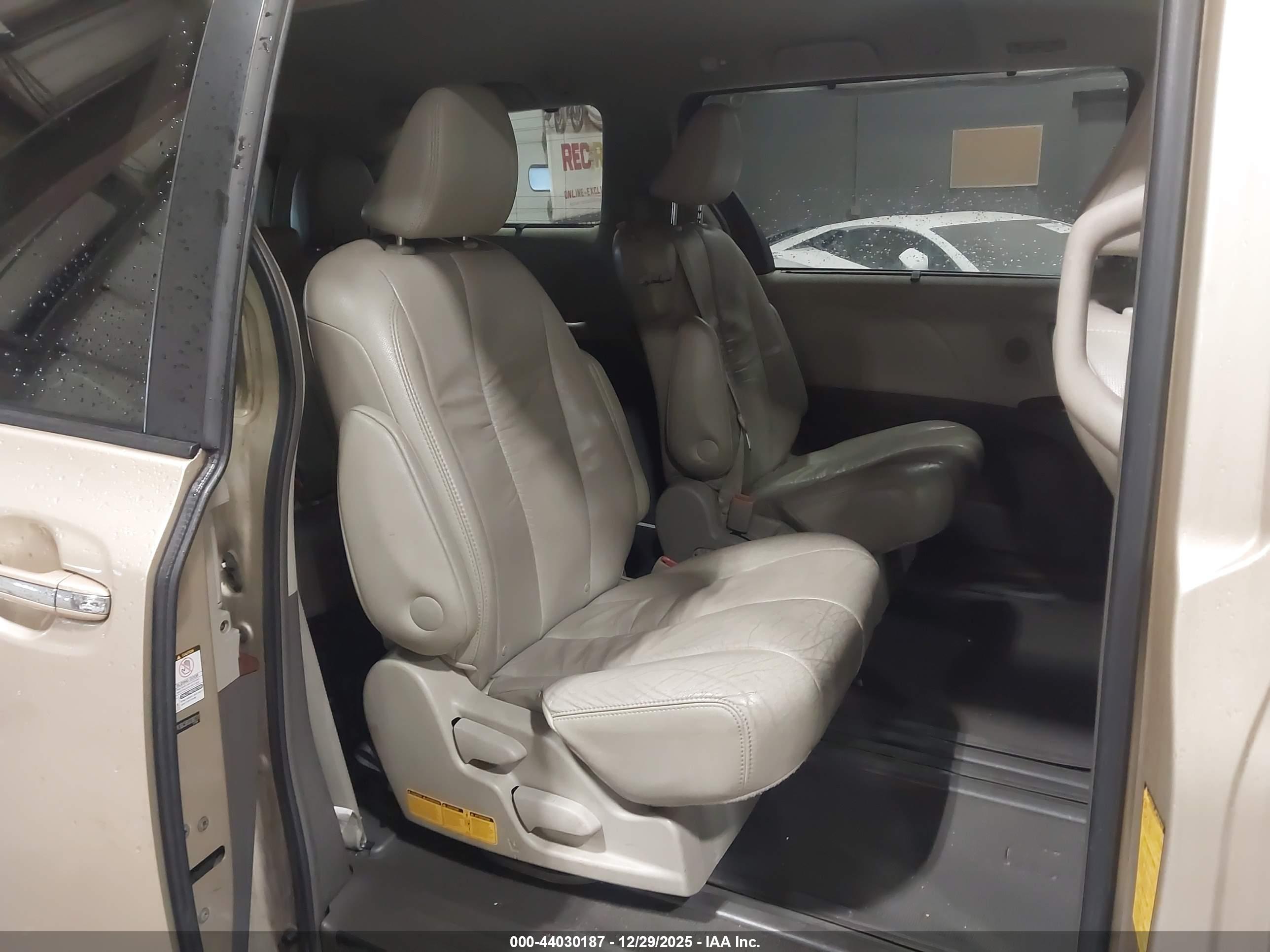 TOYOTA SIENNA image 8