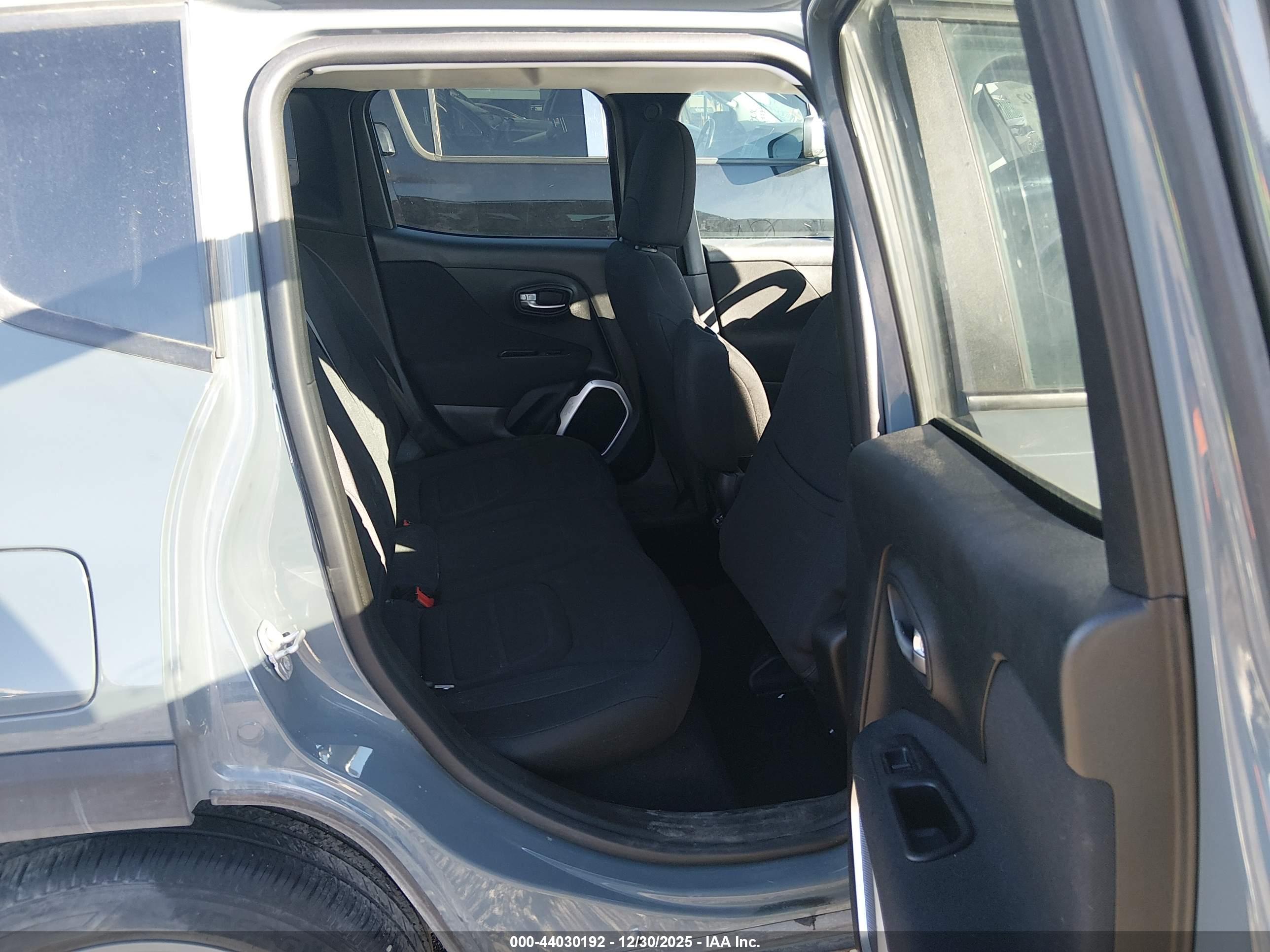 JEEP RENEGADE image 8