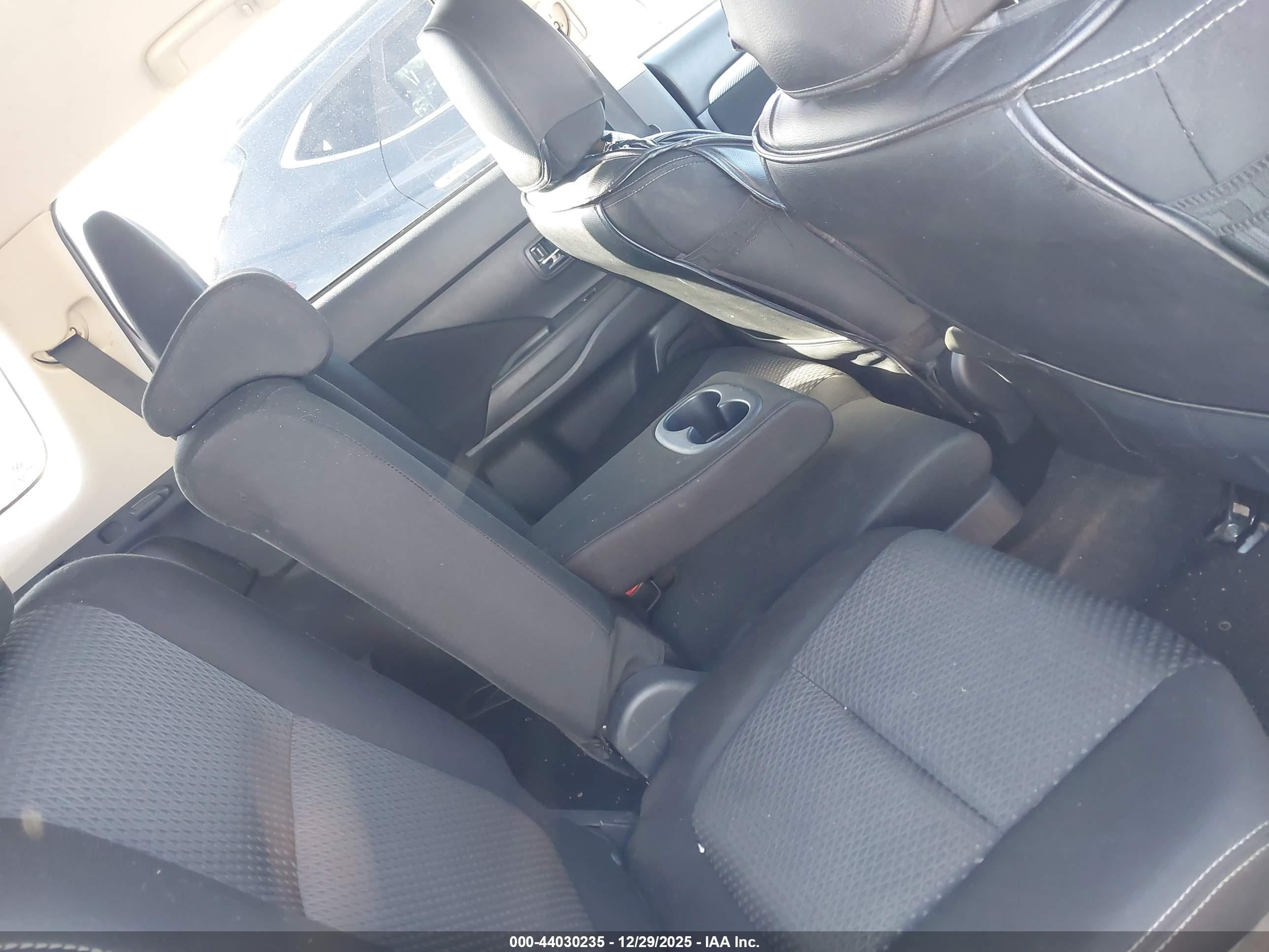MITSUBISHI OUTLANDER image 8