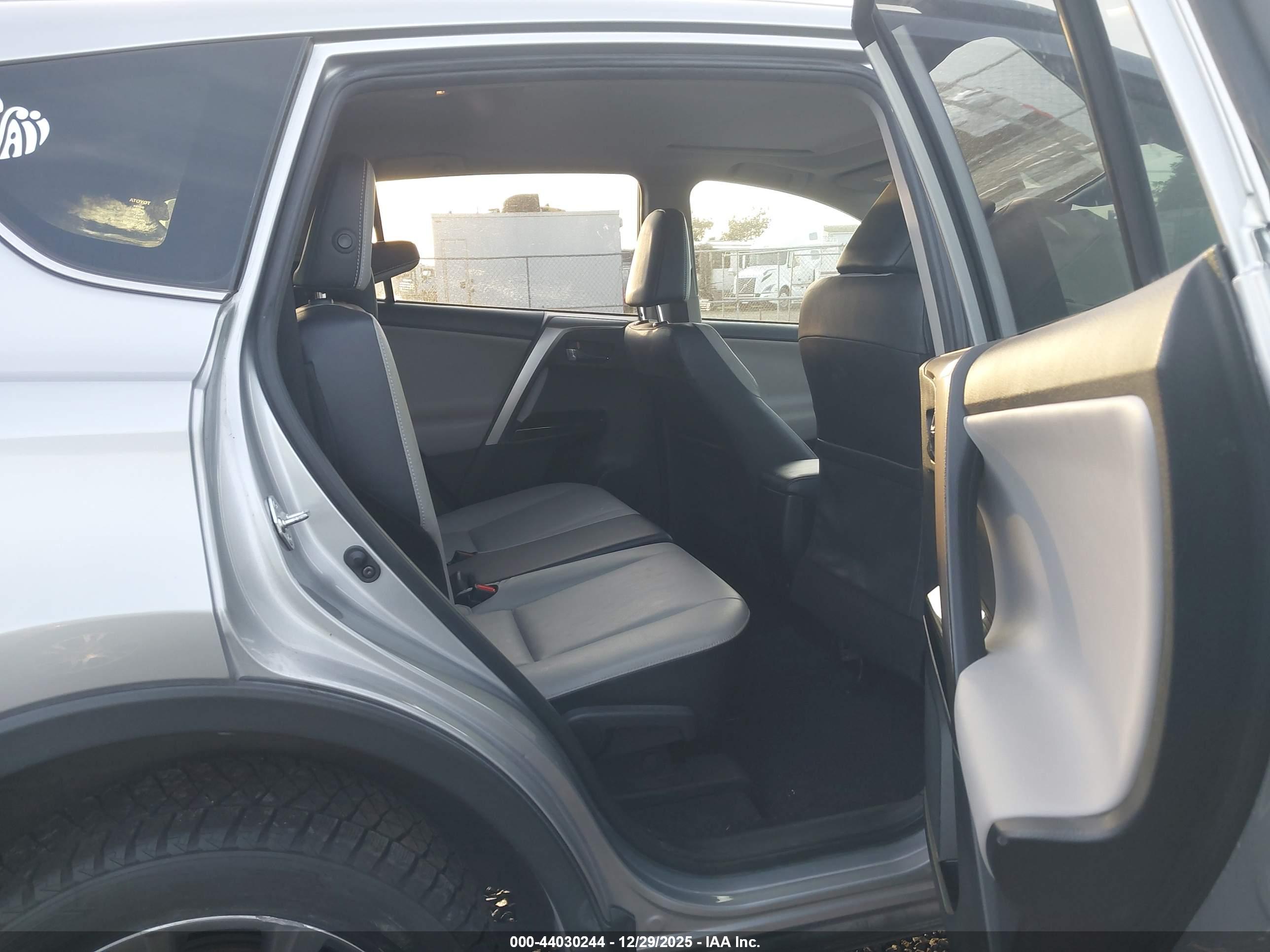 TOYOTA RAV4 image 8