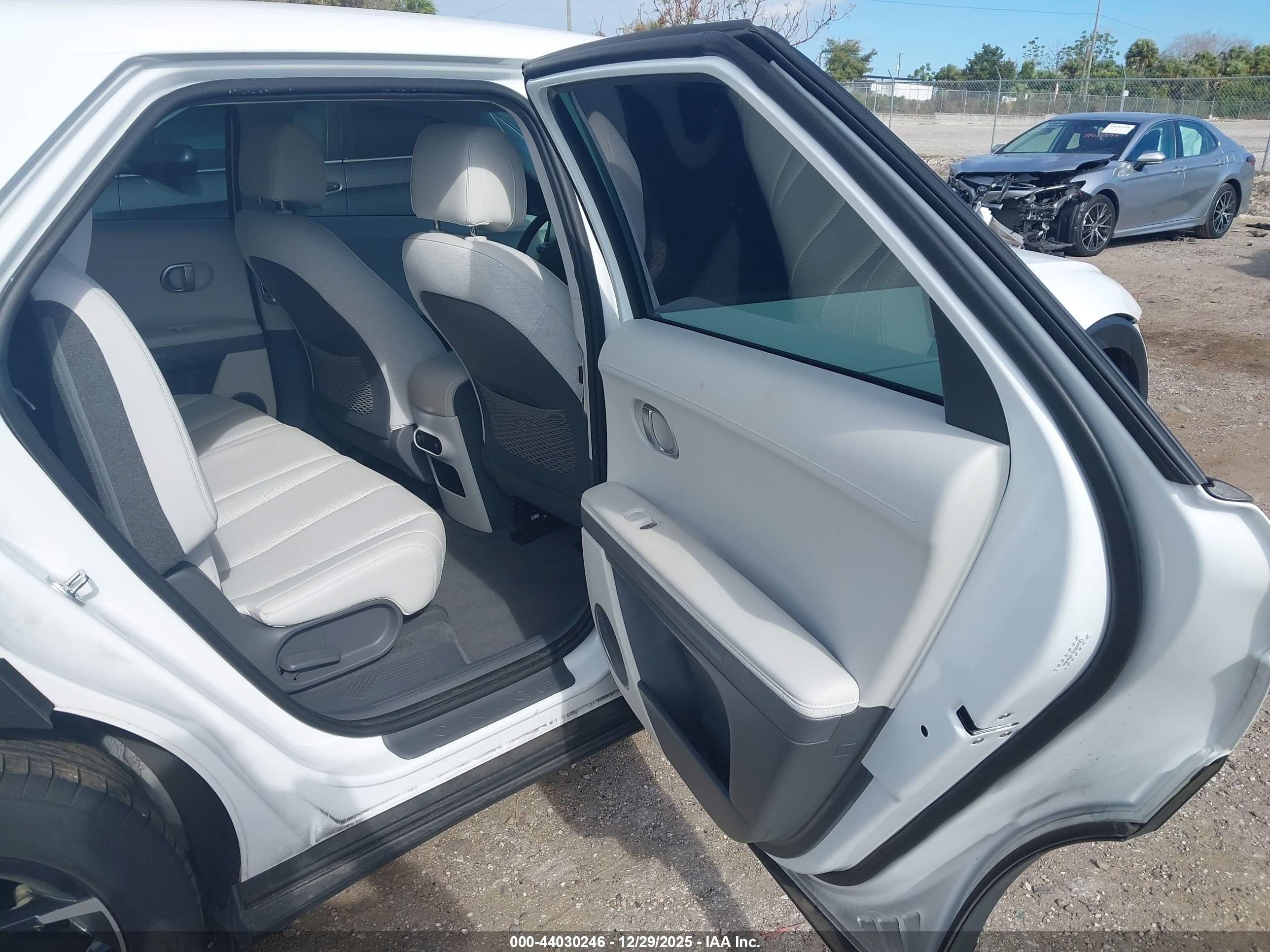 HYUNDAI IONIQ image 8