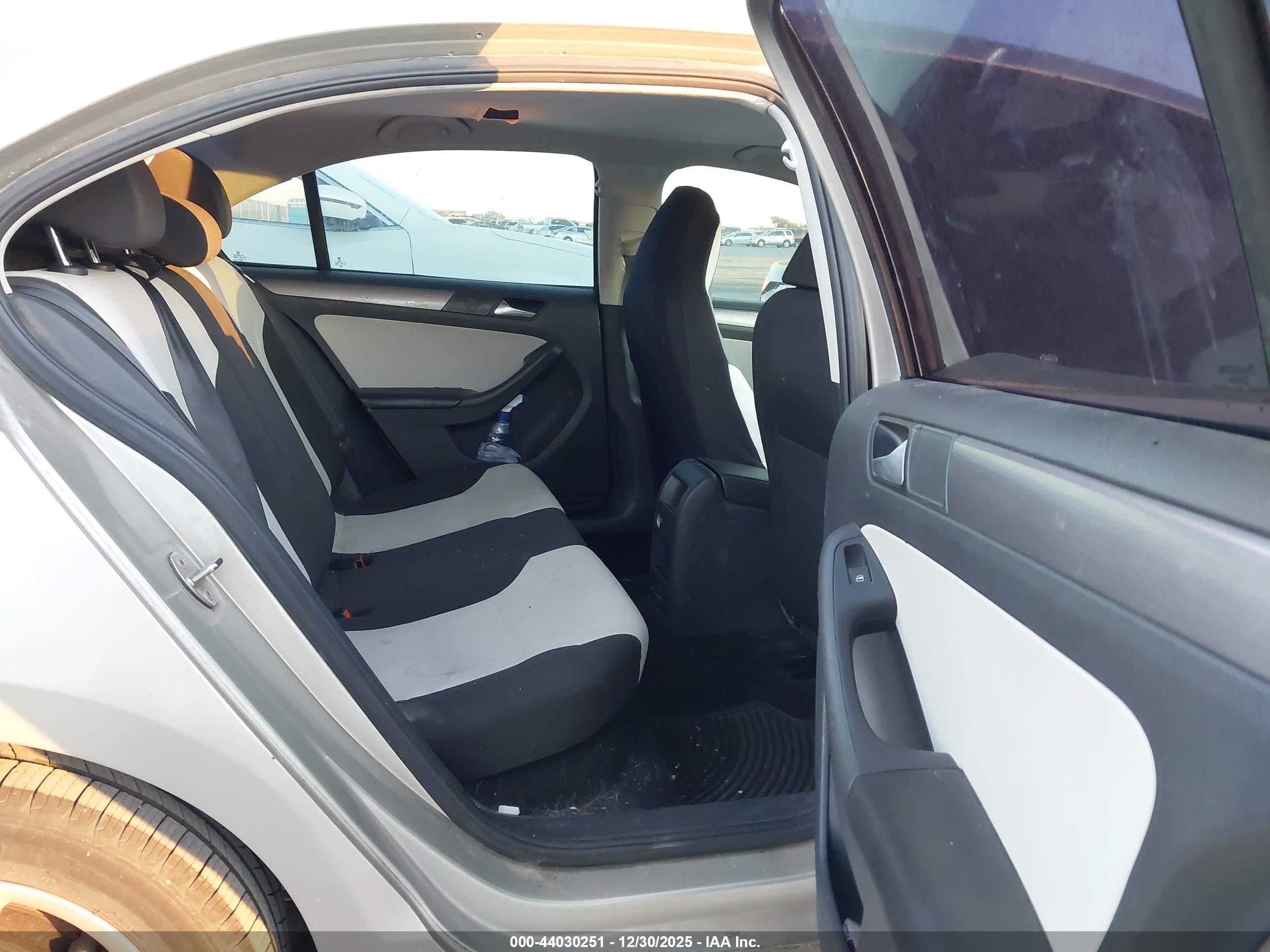 VOLKSWAGEN JETTA image 8