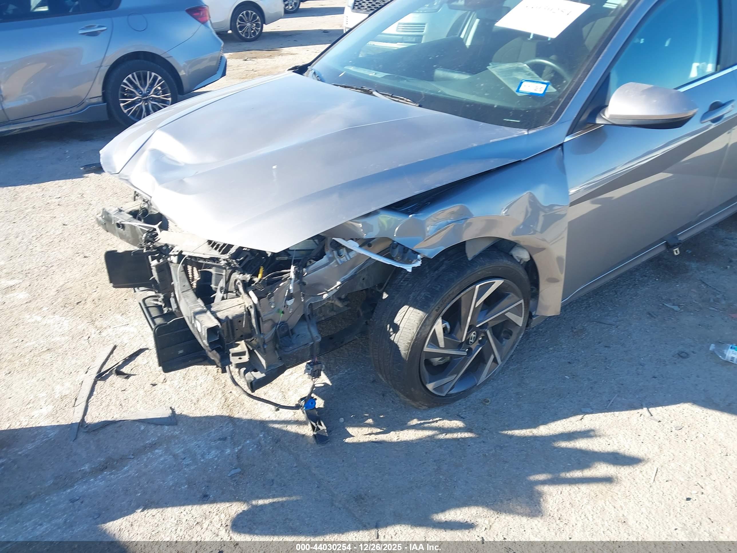 HYUNDAI ELANTRA image 6