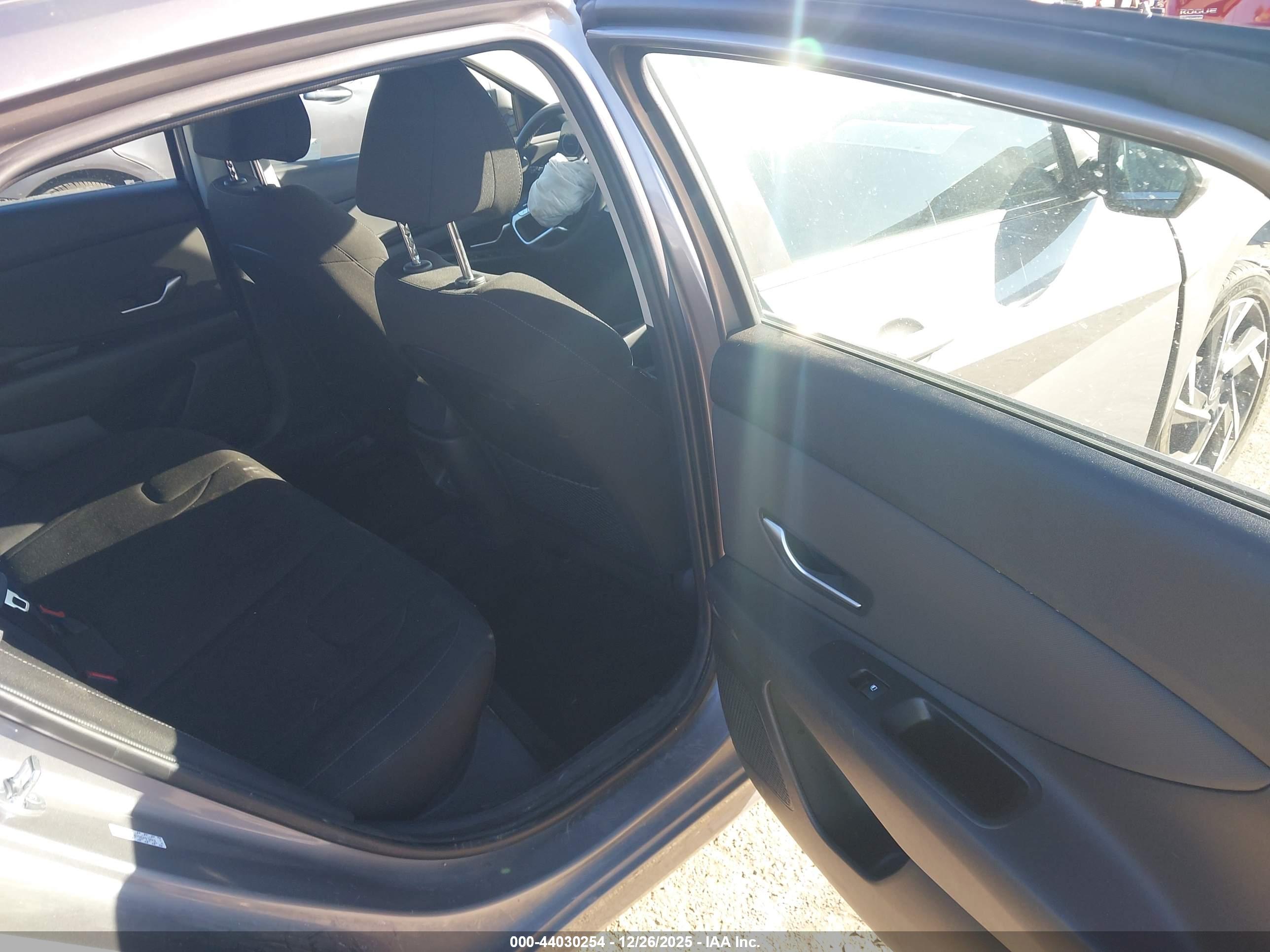 HYUNDAI ELANTRA image 8