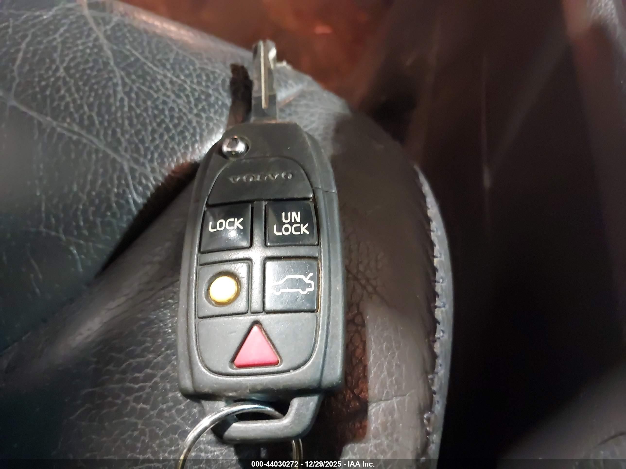 VOLVO XC70 image 11