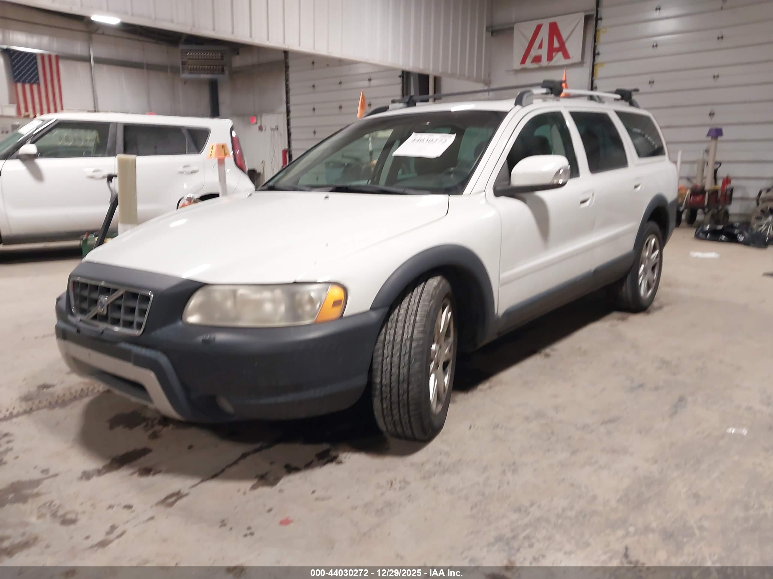 VOLVO XC70 image 2