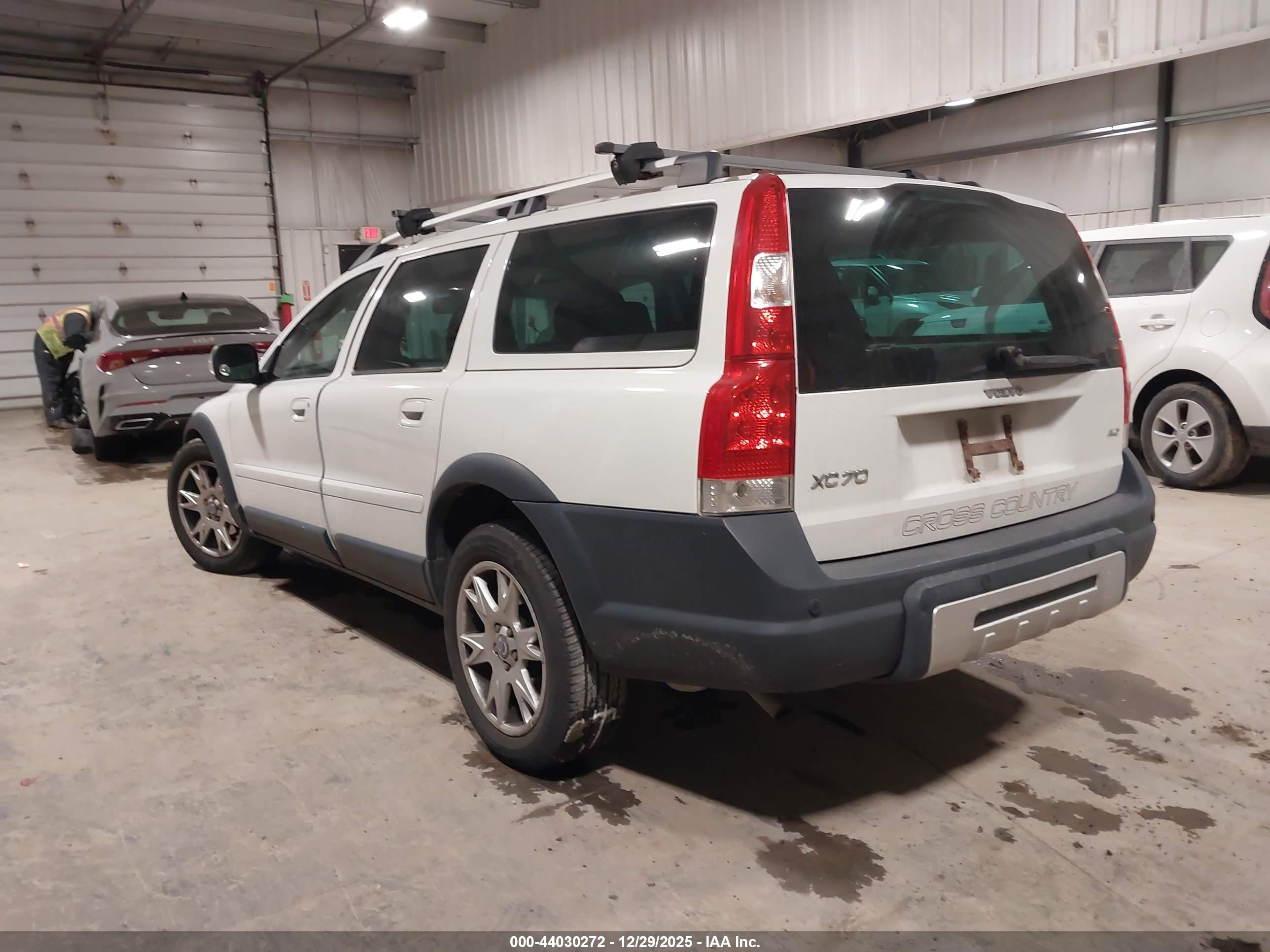 VOLVO XC70 image 3