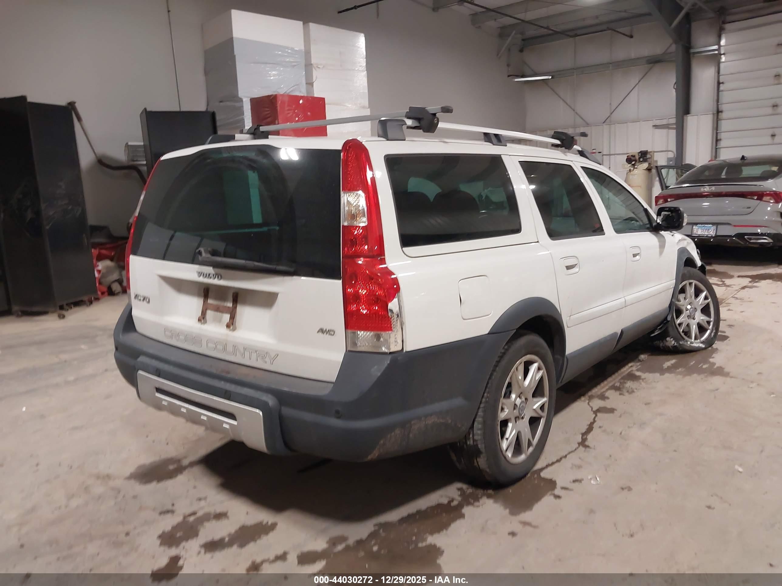 VOLVO XC70 image 4