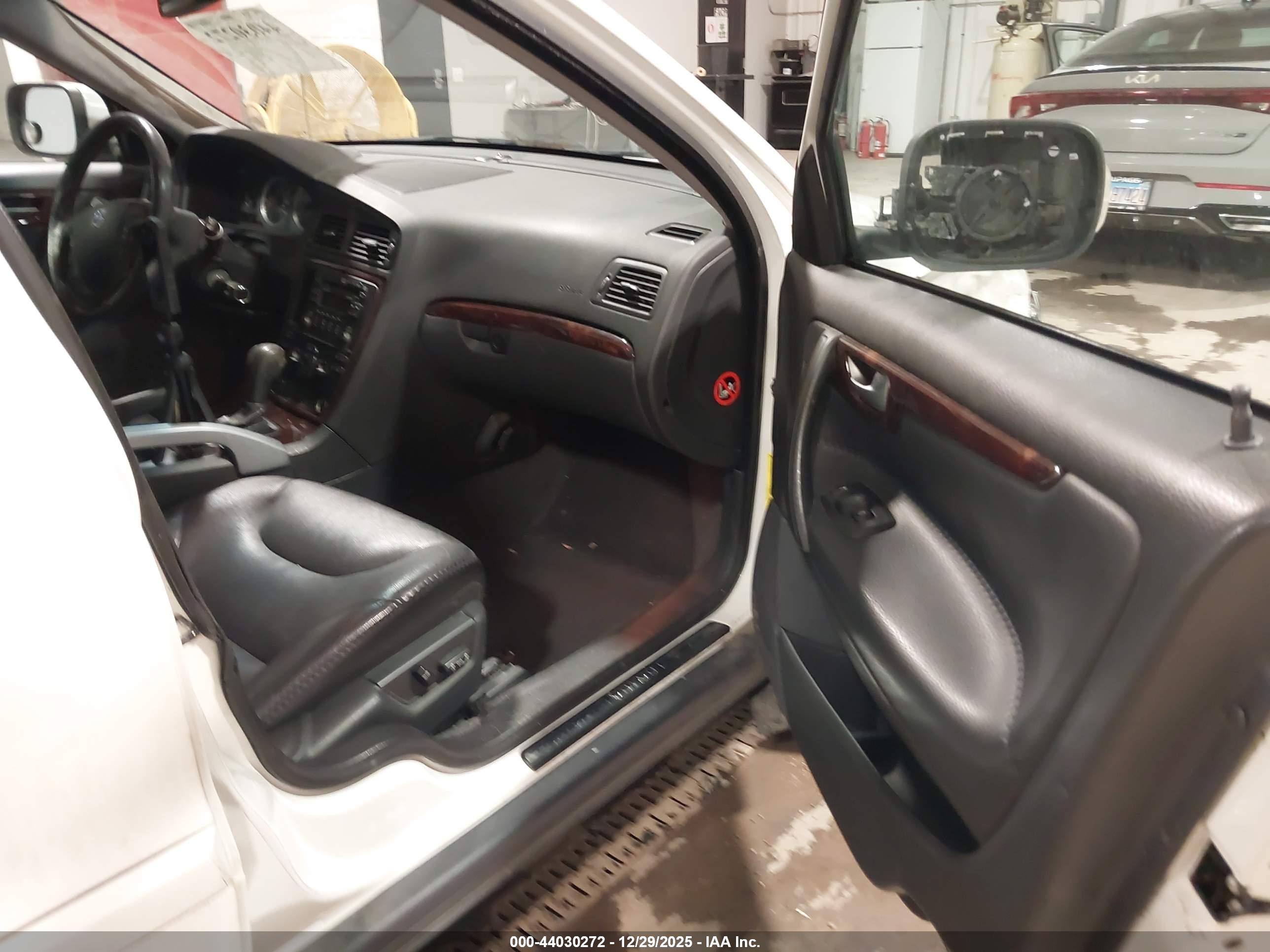 VOLVO XC70 image 5