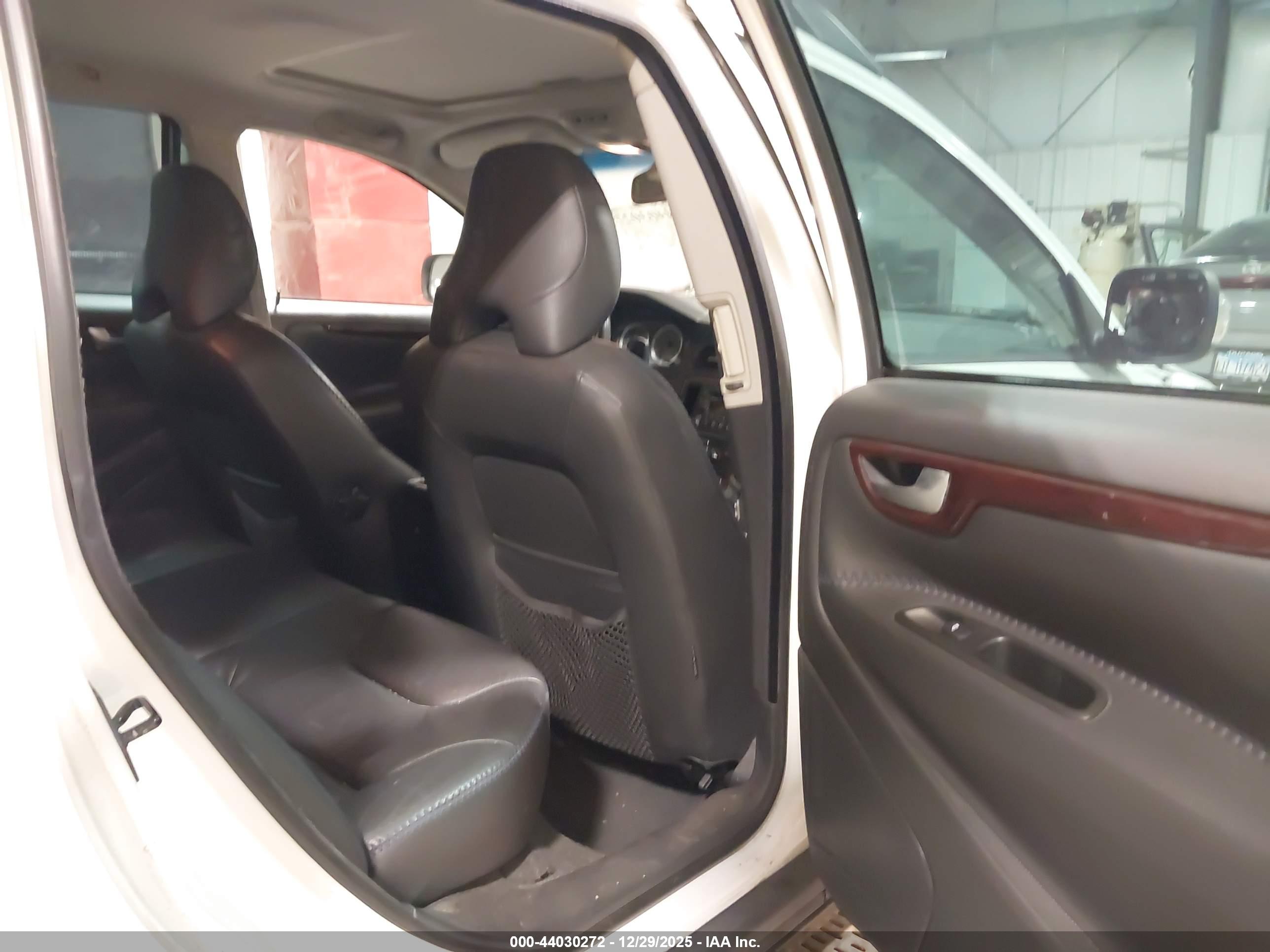 VOLVO XC70 image 8