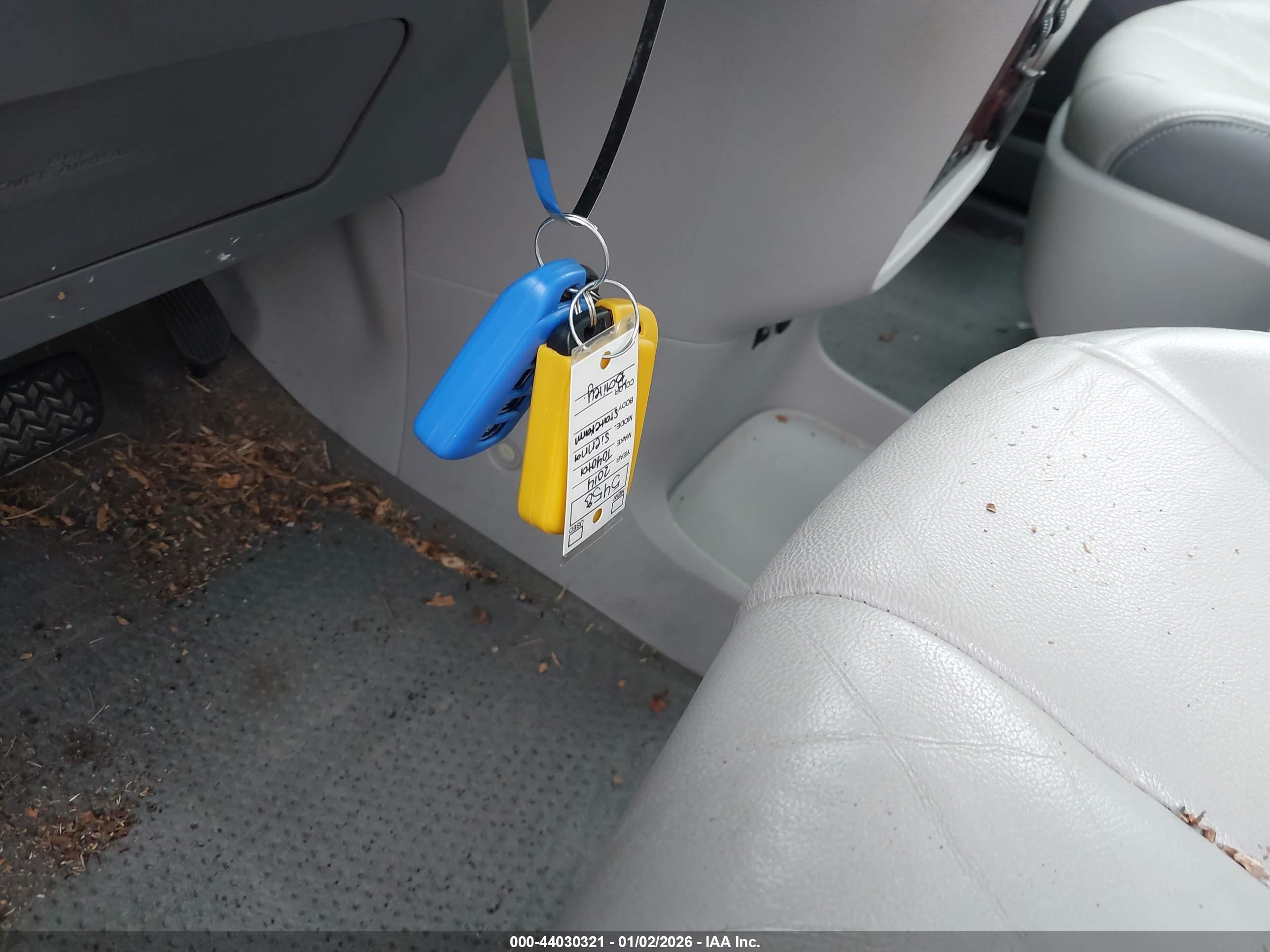 TOYOTA SIENNA image 11