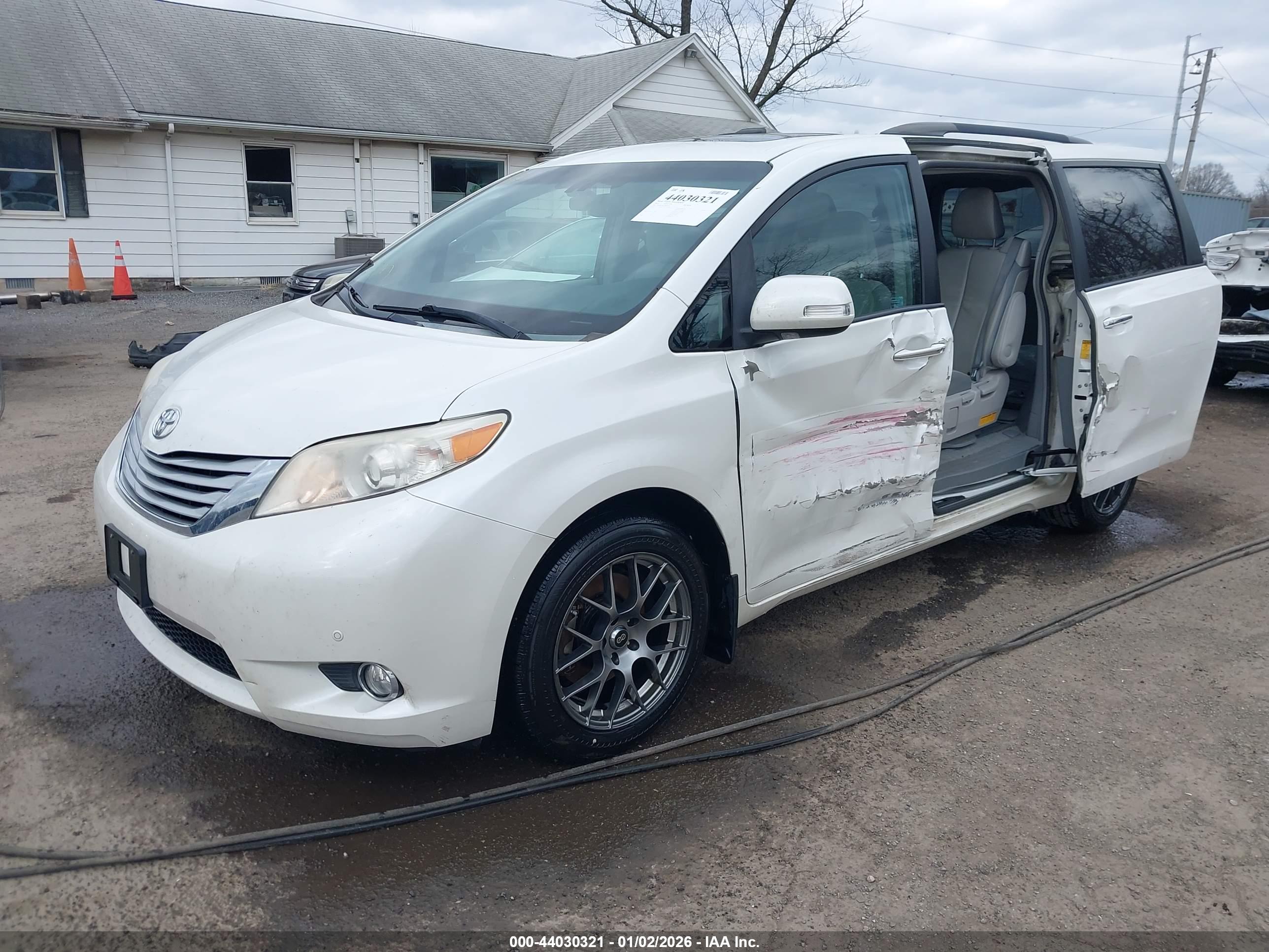 TOYOTA SIENNA image 2