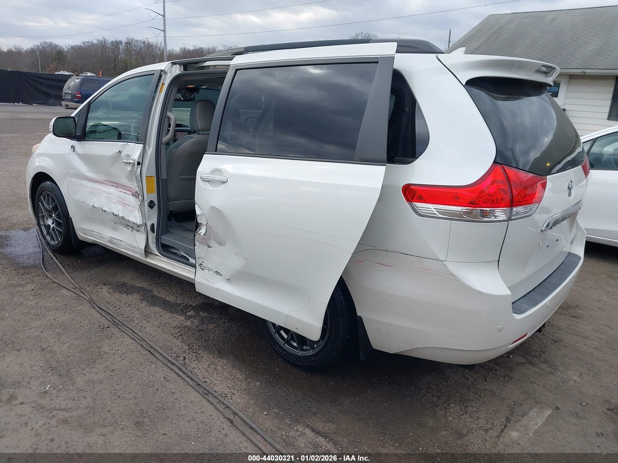 TOYOTA SIENNA image 3
