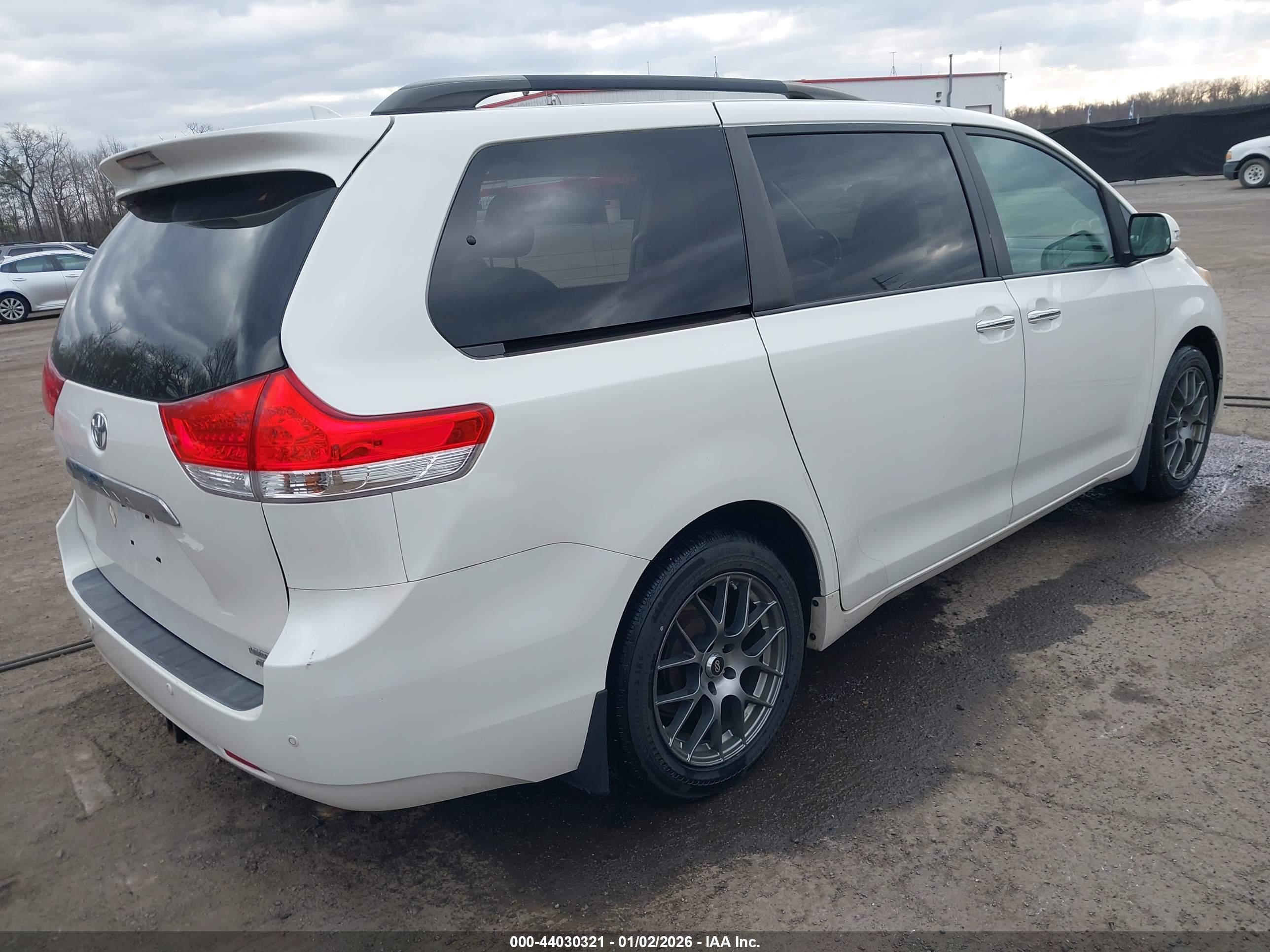 TOYOTA SIENNA image 4