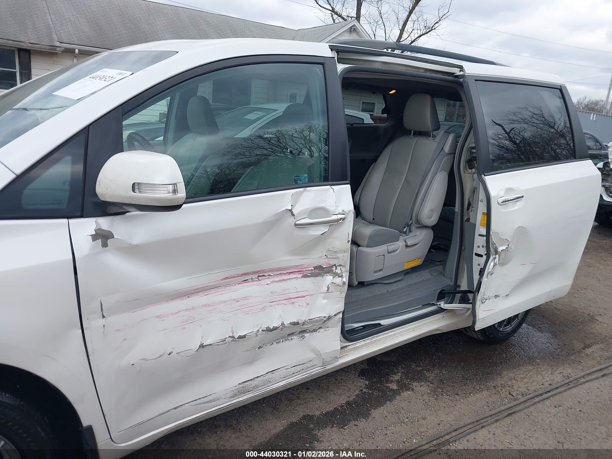 TOYOTA SIENNA image 6