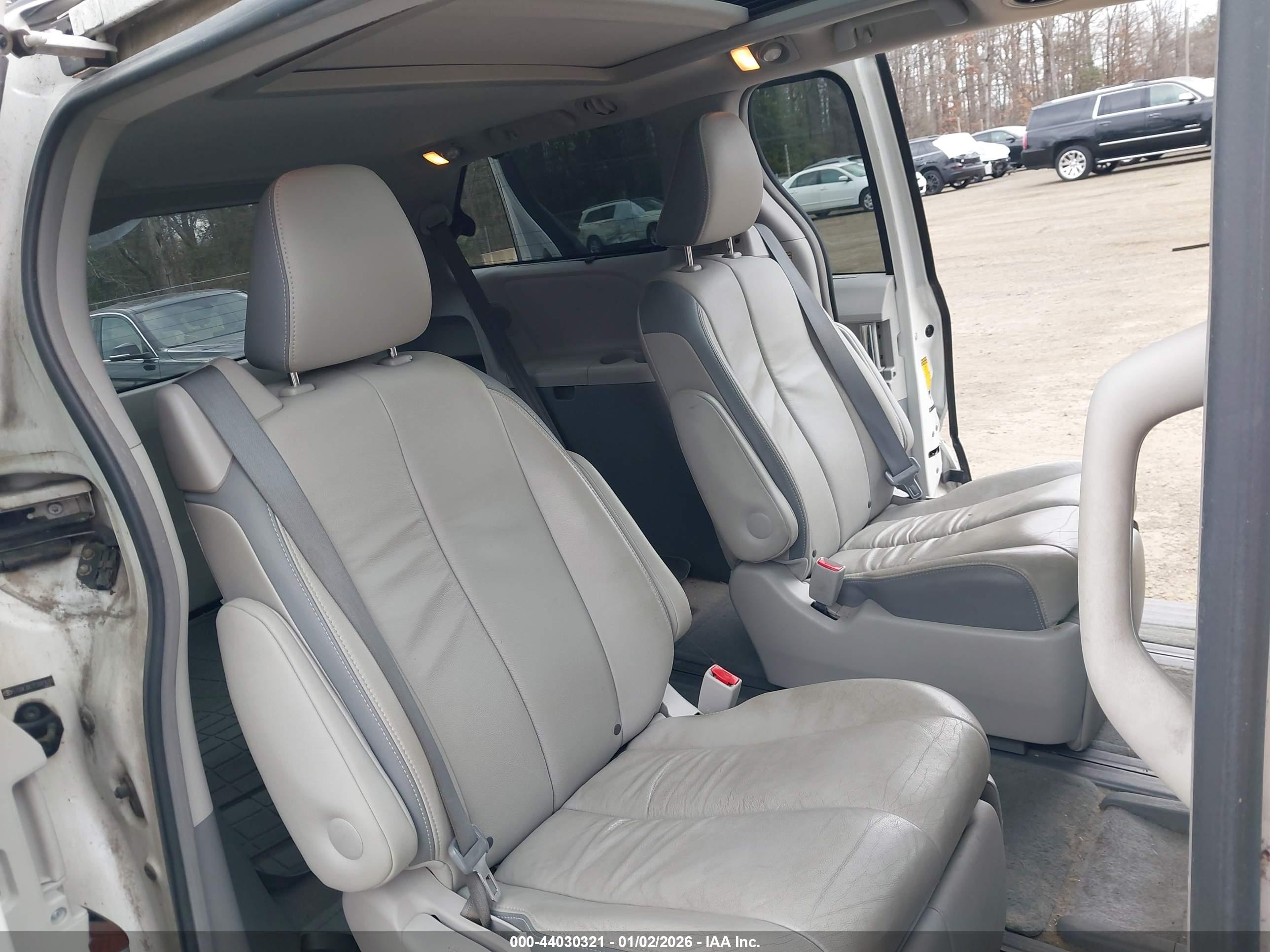 TOYOTA SIENNA image 8